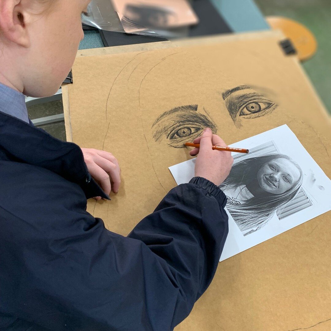 Year 10 Visual Art students have begun the process of a charcoal and paint self portrait. A great start in their first lessons today!

#southernvaleschristiancollege #privateschooladelaide