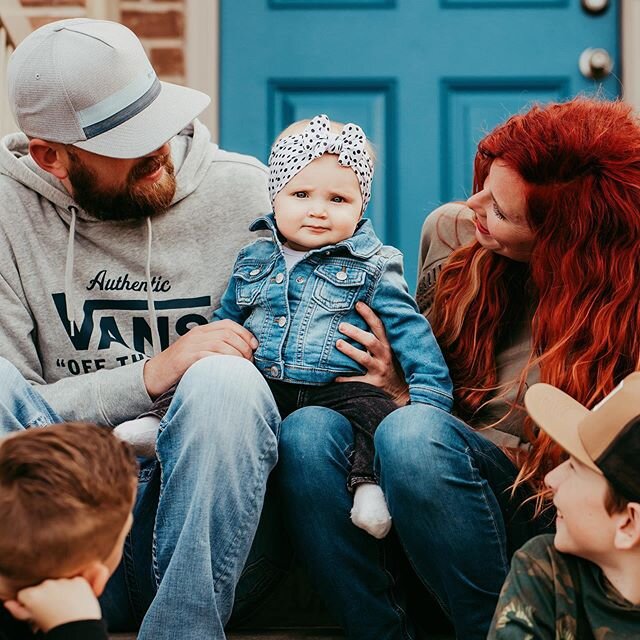 When you&rsquo;re supposed to stay 6 ft from everyone, a zoom lens can really come in handy... especially when you have to capture cute babies staring at you from their porch. Isn&rsquo;t she a doll??🥰 I just want to squeeze all the babies!!