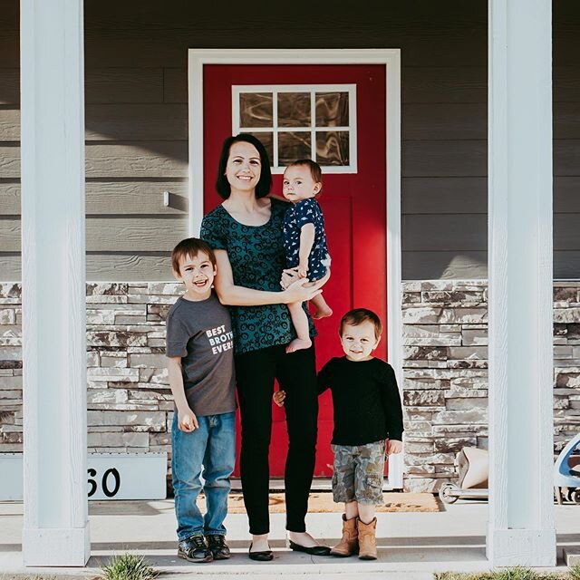 Who out there has a painted door?? My door is a boring green but matches my house great. This raspberry colored door is life! It looks so great with the white and gray. I&rsquo;d love to know about your home. What&rsquo;s your color scheme??🤔 🚪 🏡