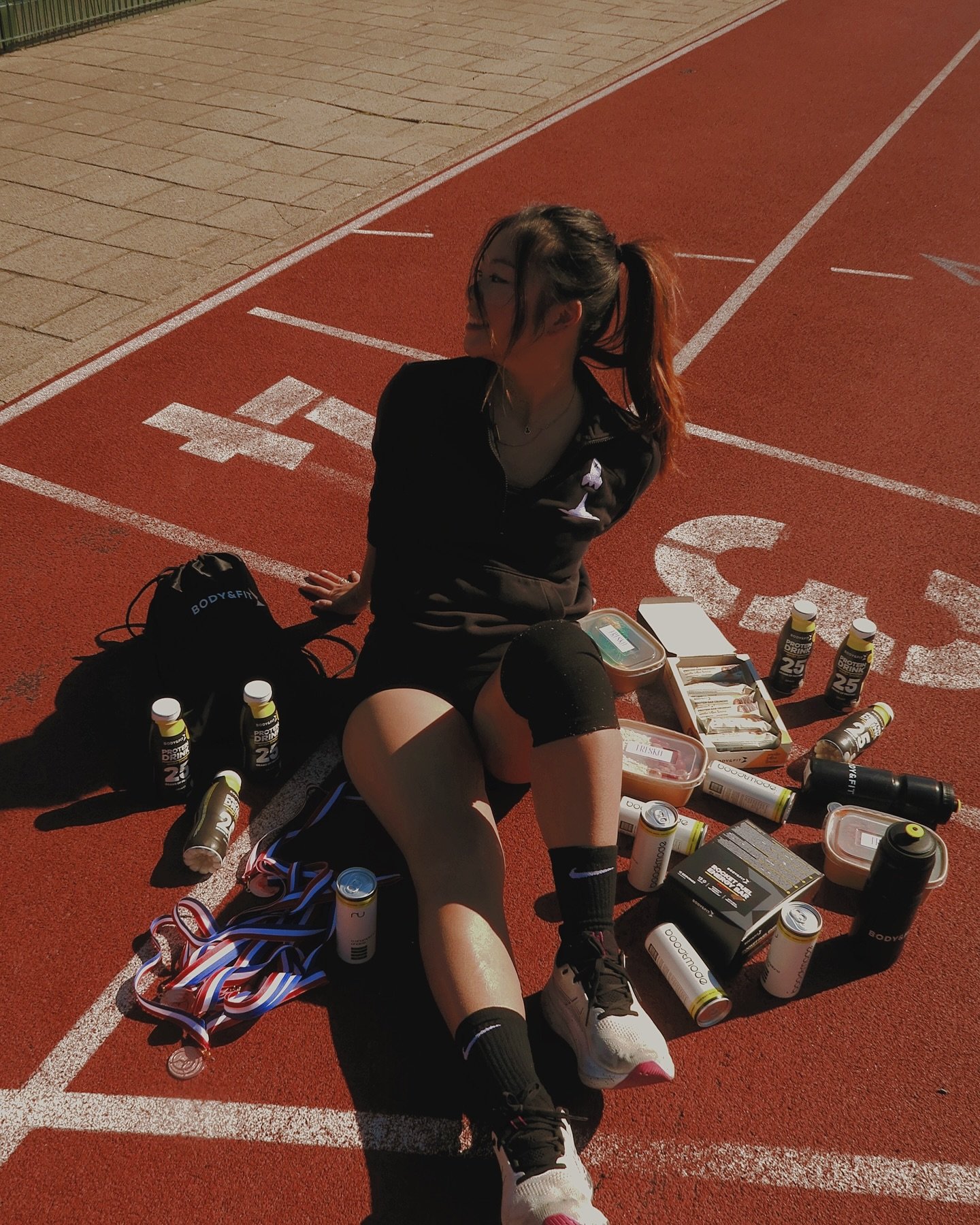 SUNDAY MAY 25TH!!! 🤩 I&rsquo;m so excited &mdash; come run 5km with me at the Amsterdam Sportpark de Schinkel track at 9:30am 😘 Come for the run, stay for the drinks, the food, the protein, the music, and the good vibes! 

I am partnering with @dum