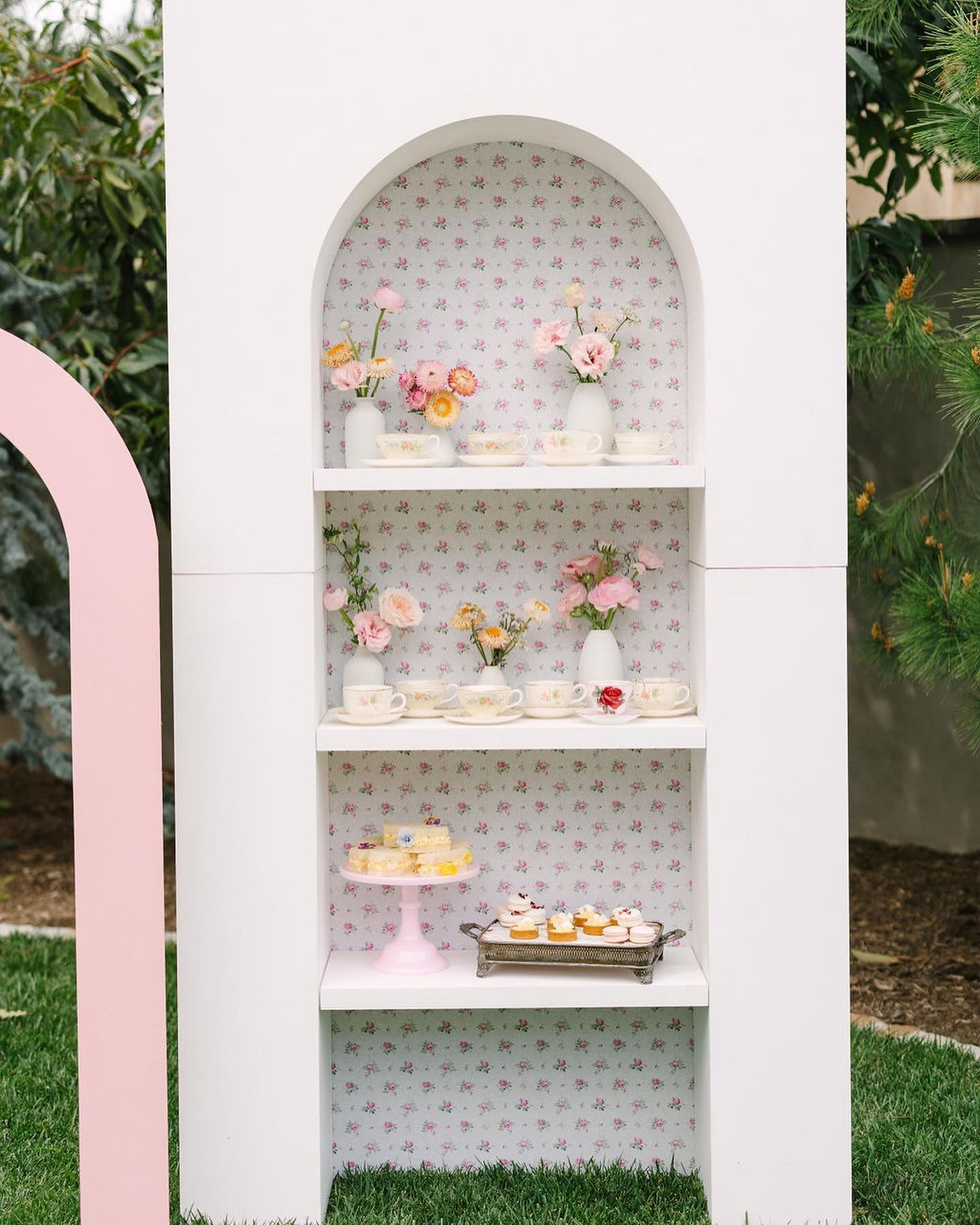 From our tea sandwiches to our desserts, we&rsquo;re all about adding charming, little details to our menu items. 🌼✨

Vendors - Design &amp; Planning - @beijosevents / Photographer - @jessicalynn_photo / Catering - @_taylormadecatering / Florals - @