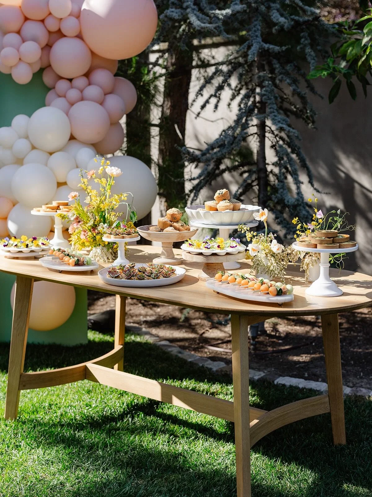 When the sun hits the spread ✨ just right ✨ #gorgeous 

Vendors:  Design &amp; Planning @beijosevents / Photographer @lorinkellyportraits / Video @courtneyhetrickvo / Rentals @sweetsalvagerentals / Backdrop @goldiecrewcreative / Florals @earthandgrac