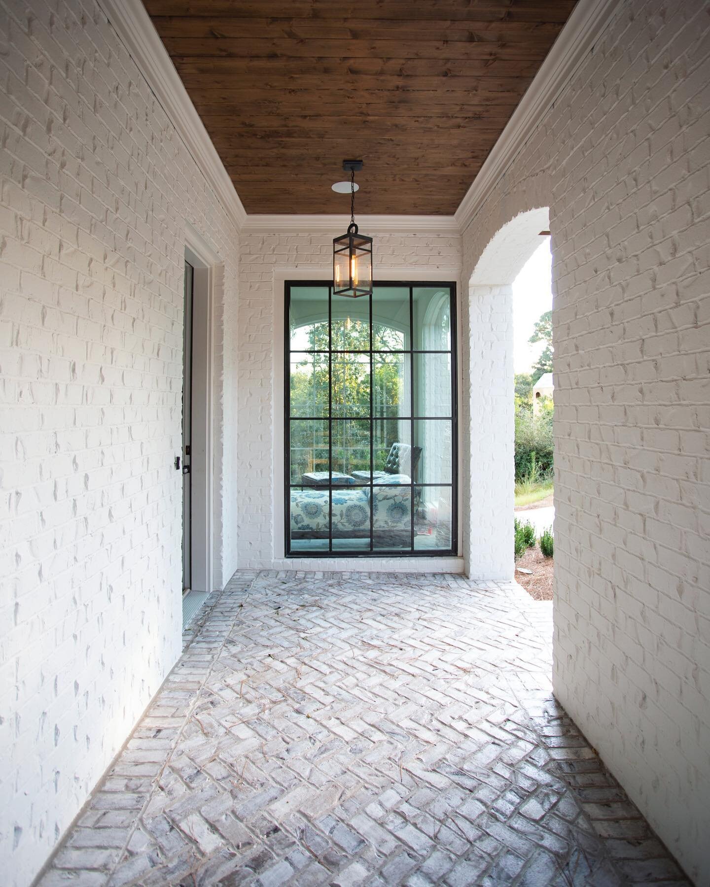 A very @romabiopaints entryway ✨Here we used their Masonry Flat on the exterior brick walls, and Classico Limewash on the floor to give it a brighter whitewashed finish to better tie into the rest of the exterior, and finished floor off with a clear 