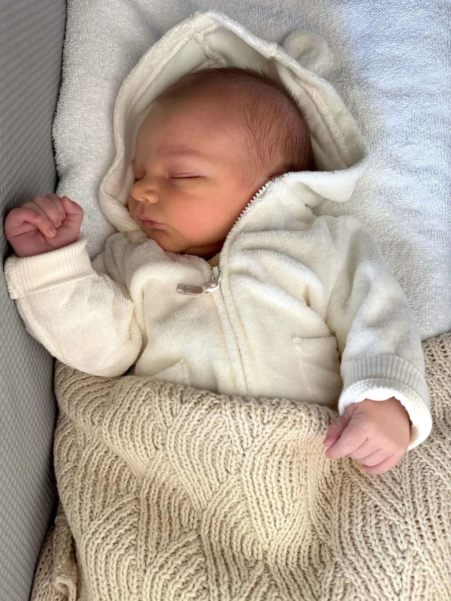 Arlo Mills Hellegas ✨✨
16-06-25 
Our beautiful baby boy 💛

We are all doing well and enjoying life as a family of three. It has been so special to run into so many patients and familiar faces around the beaches! 

I am looking forward to being back 