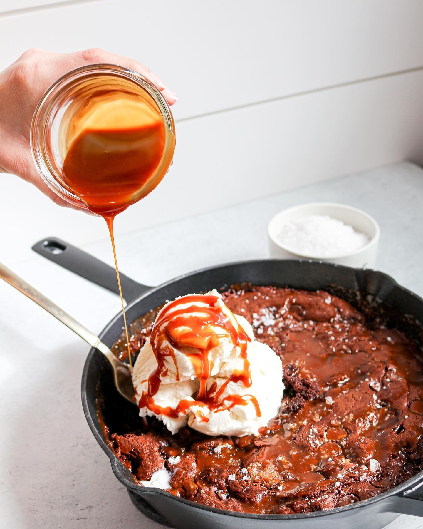 Now this is what I call a thirst trap!! Salted caramel brownie with homemade caramel? Get outta town! Recipe available at Kanalifestyle.com or check out the link in my bio! 💕 #goodsmadebetter #sponsored 
&bull;
Sometimes you just need to throw a bro