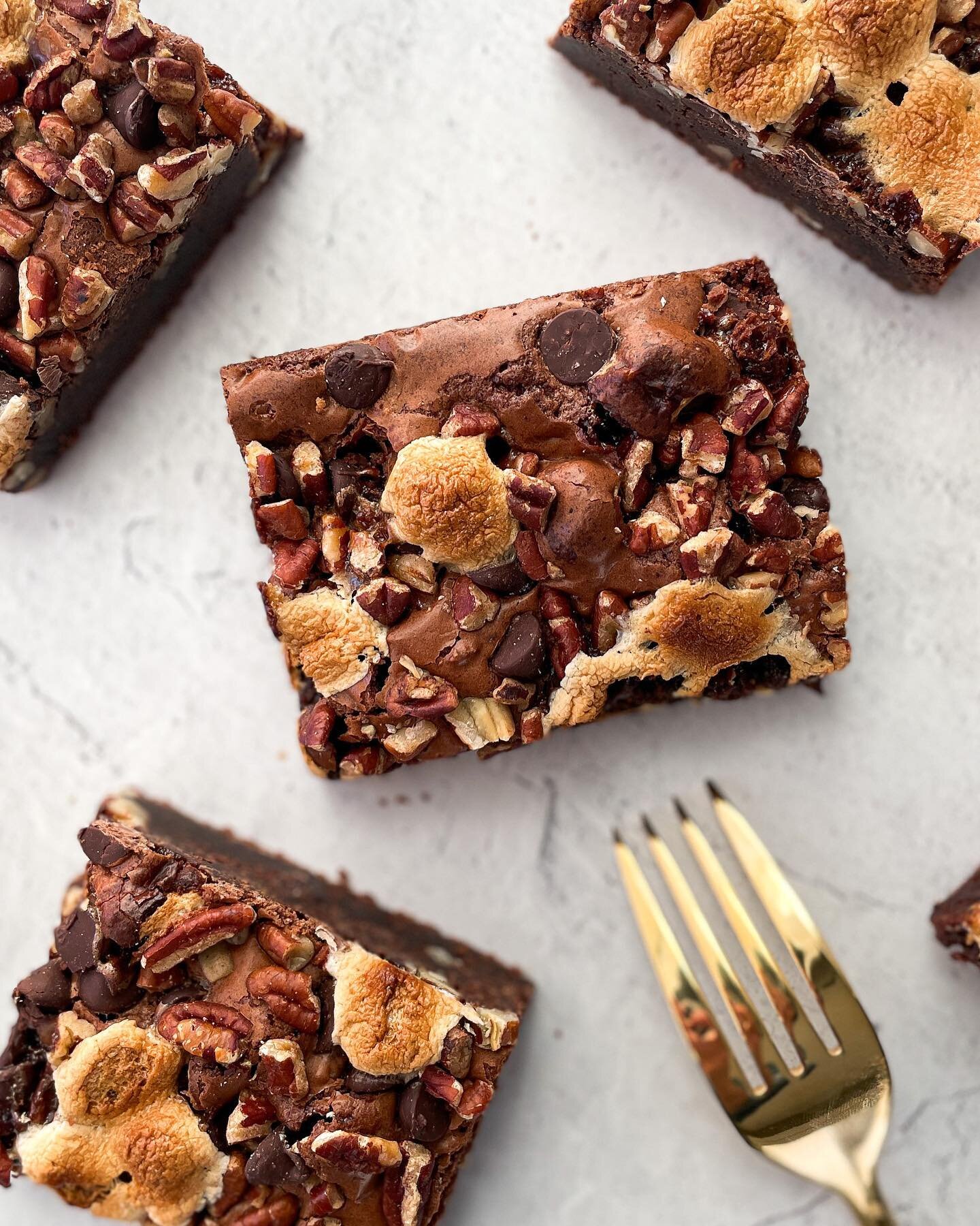 Give me Rocky Road or give me death. Marshmallow and chocolate and pecans just belong together. These brownies from @sarah_kieffer&rsquo;s newest book &ldquo;100 Cookies&rdquo; are to die for and were a breeze to make! 
&bull;
My marshmallows got a l