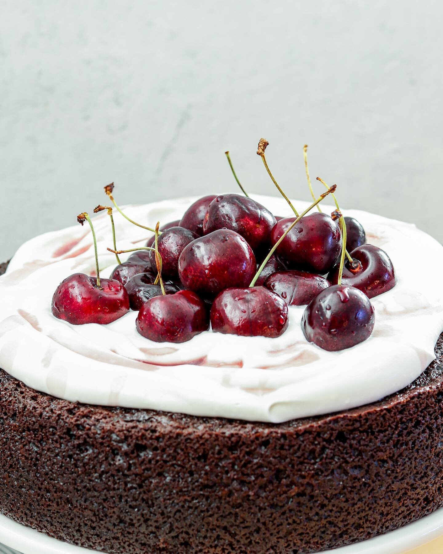 Time for a little Guinness in celebration of some Leprechauns ☘️ Recipe created in collaboration with @kana.goods #goodsmadebetter #sponsored 

This Black Forest Guinness cake is a hybrid of a lot of my faves! Chocolate cake, cherries, and beer 🍻 Th