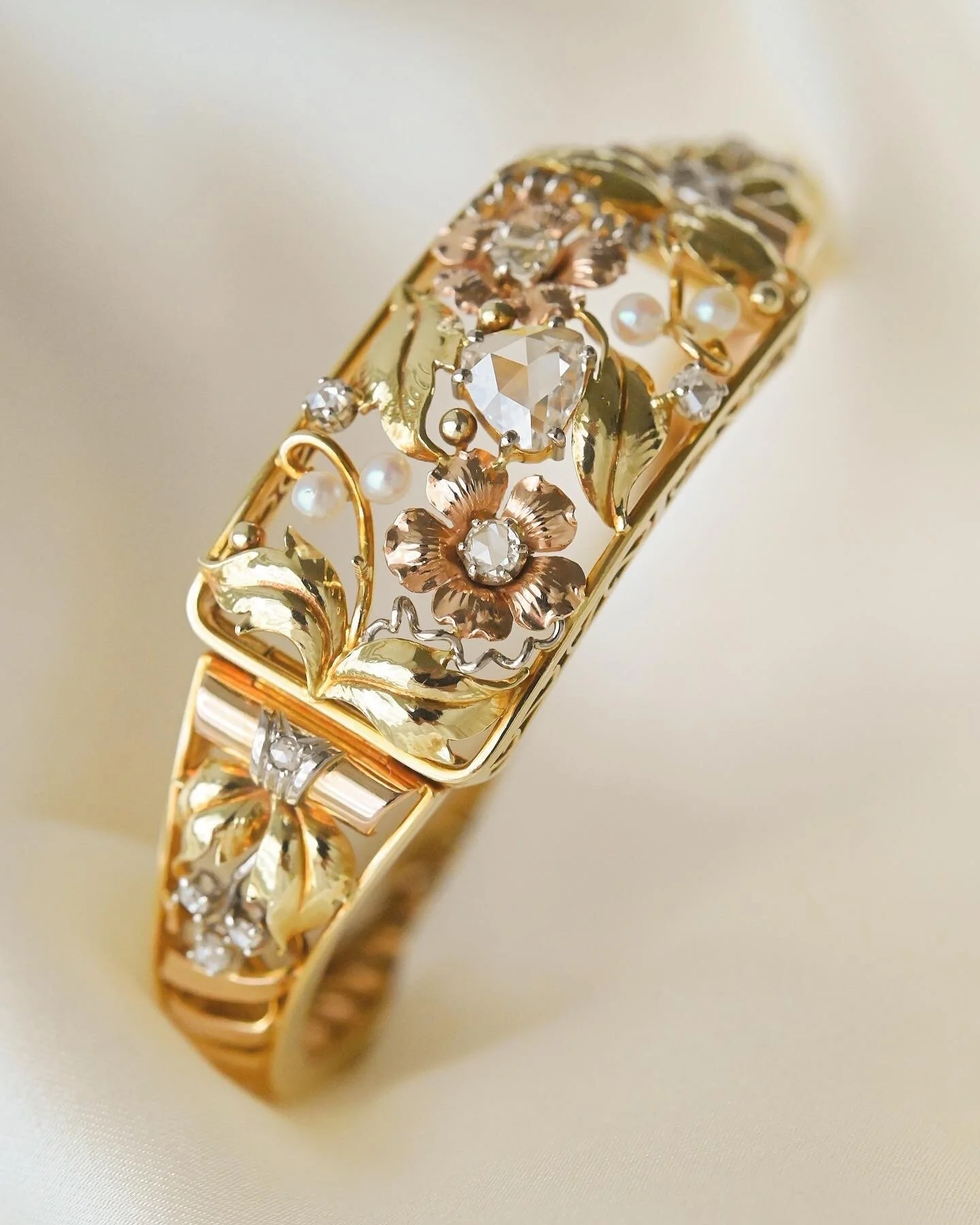 Belle Epoque gold bangle from around 1910 with rose cut diamonds, seed pearls and three-colour gold flowers