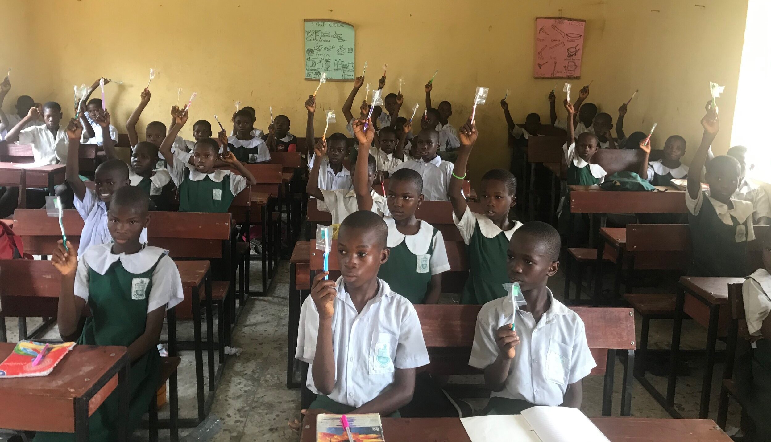School children in Sapele received toothbrushes to support their basic hygiene.