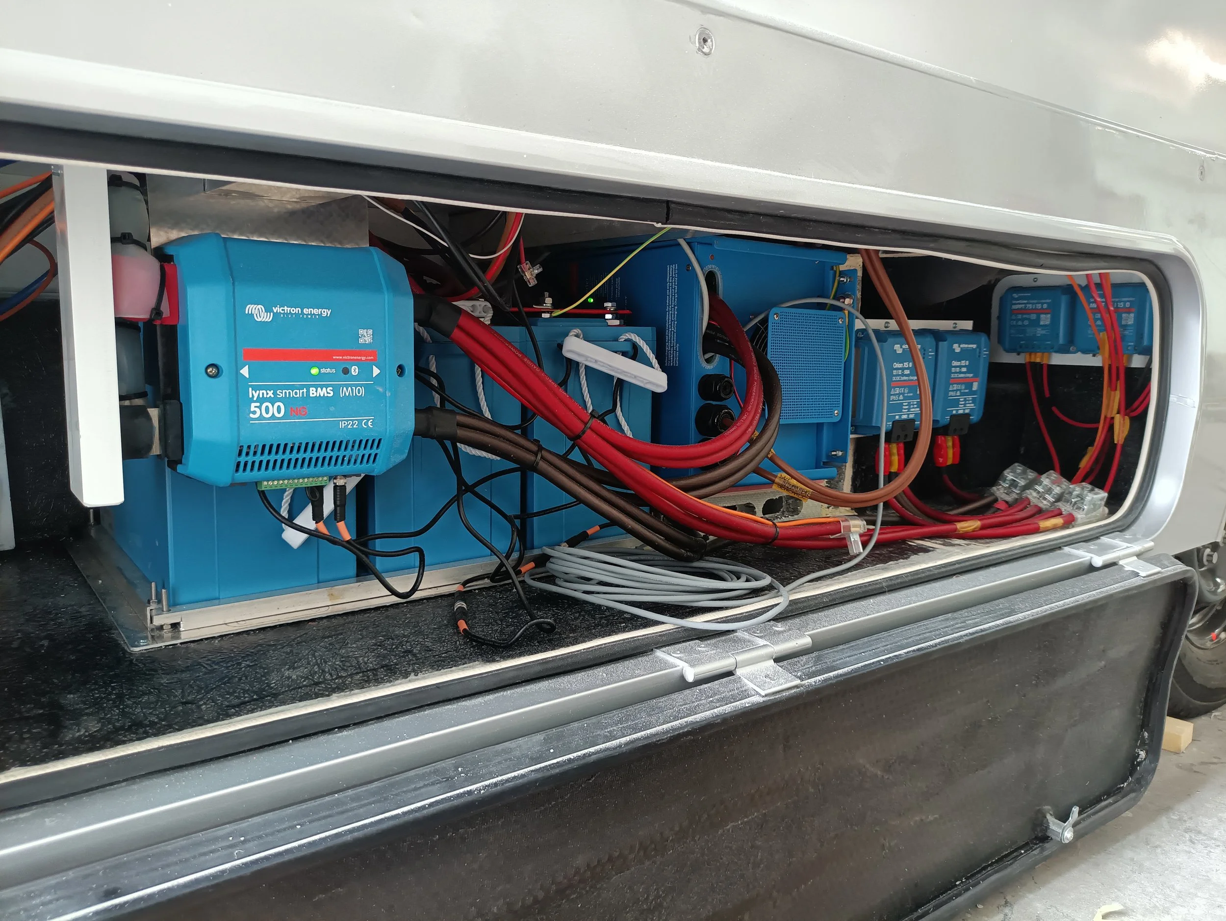 Interno di un sistema di batterie e componenti elettrici, con cavi e moduli blu