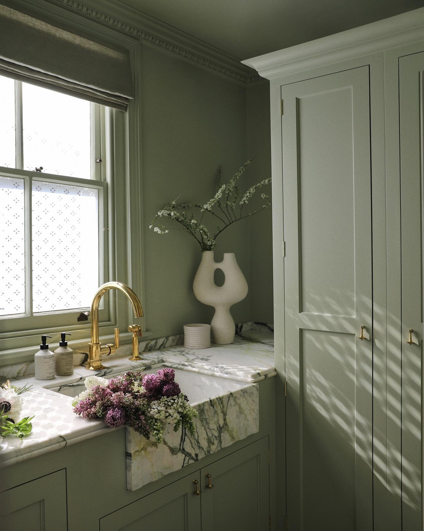 Bringing spring into our utility room, a place where form, beauty and function coexist.

We knew this space was going to be used every day so it needed to be carefully considered, created using quality materials and also have its own identity. It&rsq
