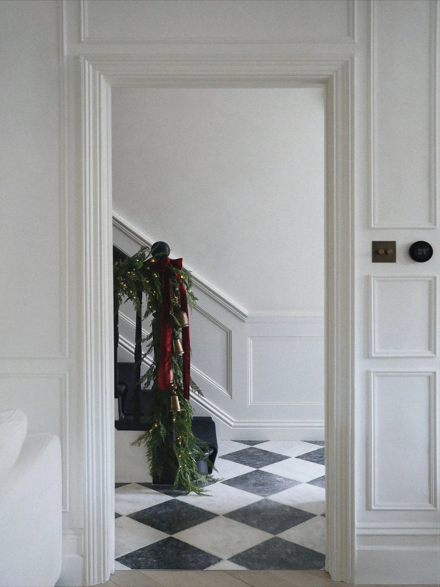 Christmas dreaming, a little early, this year. A look back at last year&rsquo;s decorating and a few of our favourite things to do to make the season magical. Save this post for your decoration planning!🎄✨

Stair Garlands
Instant magic as soon as yo