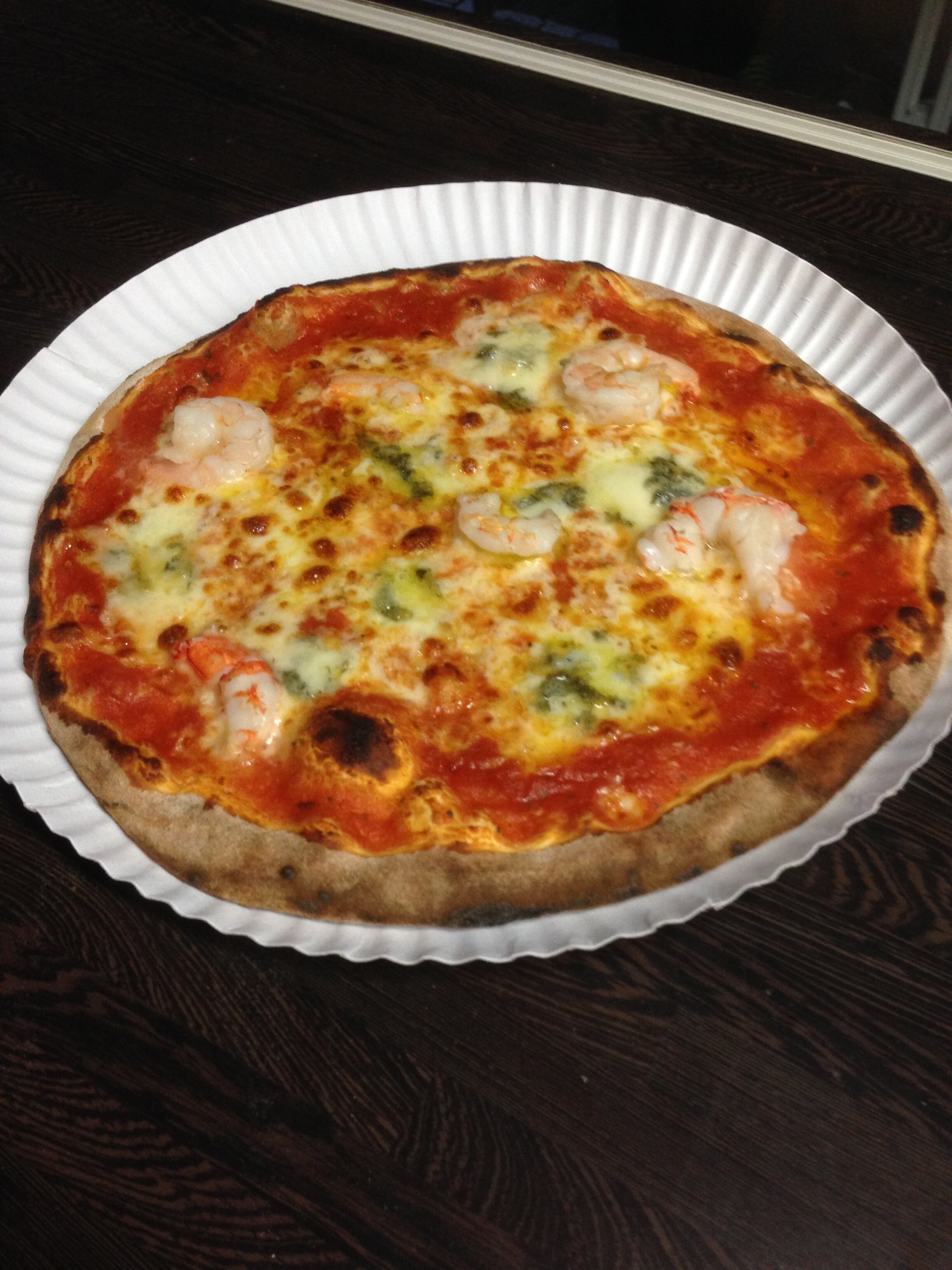 Pizza mit Garnelen und Gorgonzola