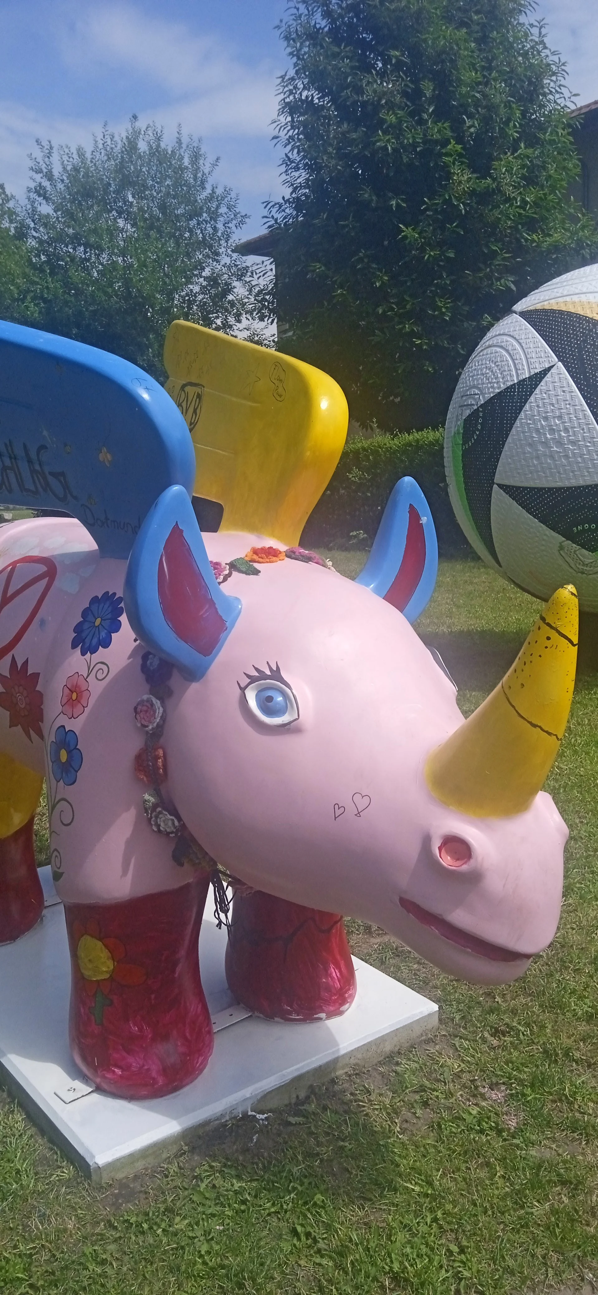 Geflügeltes Nashorn jetzt strahlend bunt