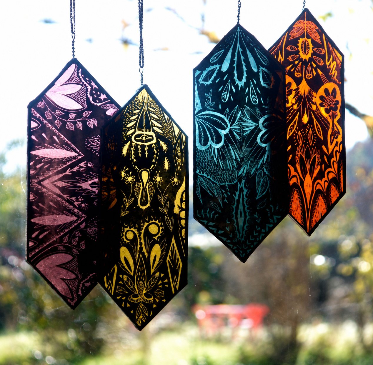 Petites créations en verre peint à la grisaille, présentant différents motifs et effets de couleur après cuisson.