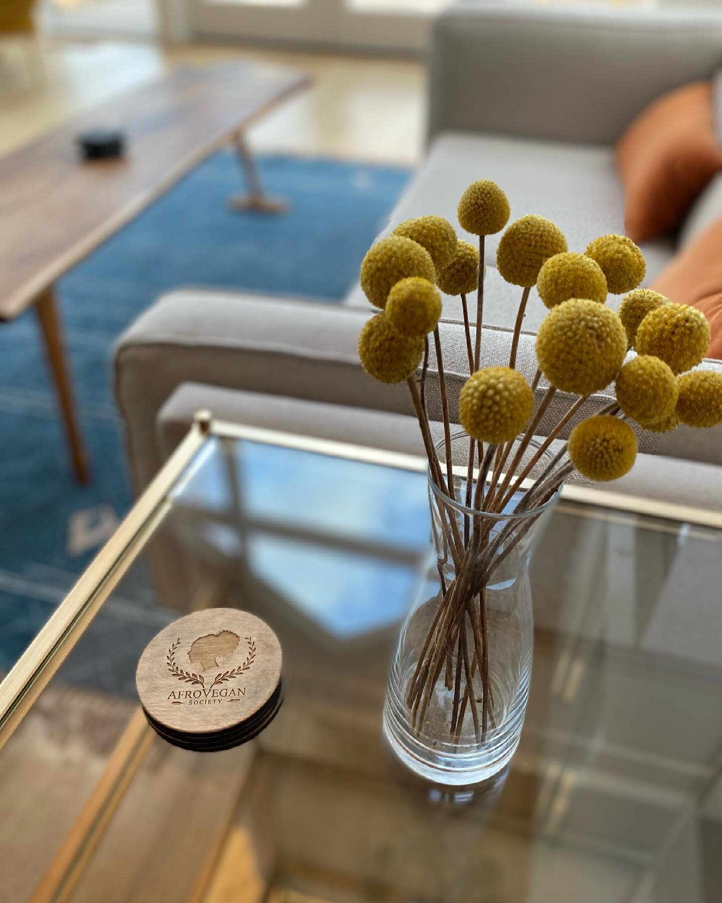 Each detail of The Gray Barn is so special❣️

A teal rug made of recycled materials, dried Billy Buttons collected from the countless @greencottagehighfalls bouquets and handmade natural wood coasters from @afrovegansociety. 🌱