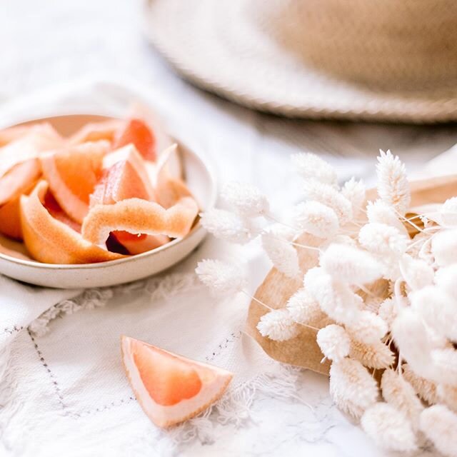 A million and one ways to enjoy a grapefruit... Prepping this layout for a photo shoot and I can&rsquo;t wait to share what pairs well with this sweetie citrus.
.
.
.
#behindthescenesphotoshoot #productphotography #grapefruit #natural #neutralhomedec