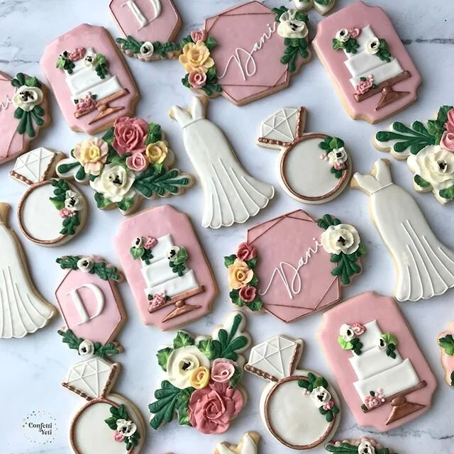 Bridal set in pastels and rose gold. I used two colors in the same bag while piping my buttercream roses and leaves this time. I love the depth it adds.

#confettiyeticookies #bridalcookies #bridalshowercookies #buttercreamfloral #weddingdresscookies