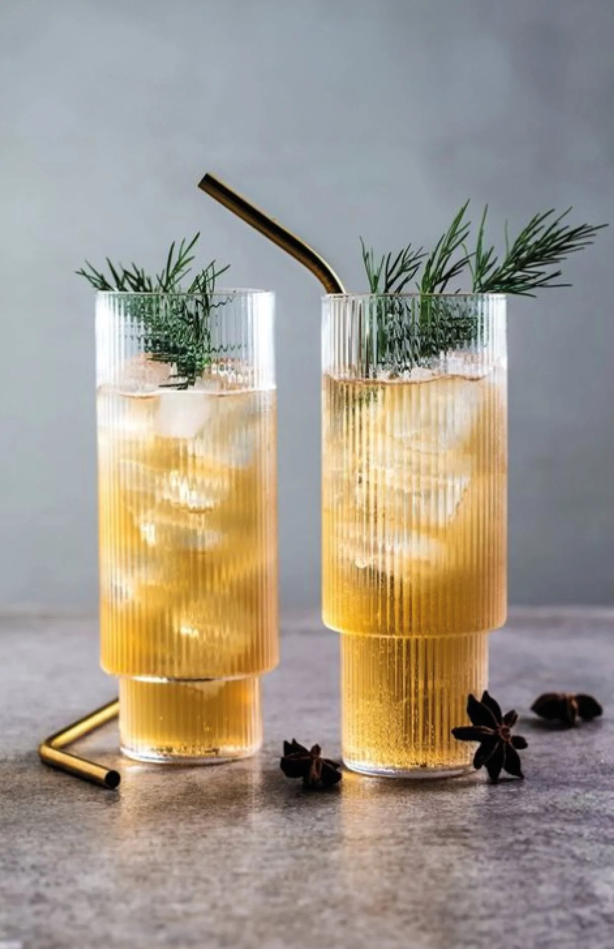 to gule drinker med granbarpynt og anis