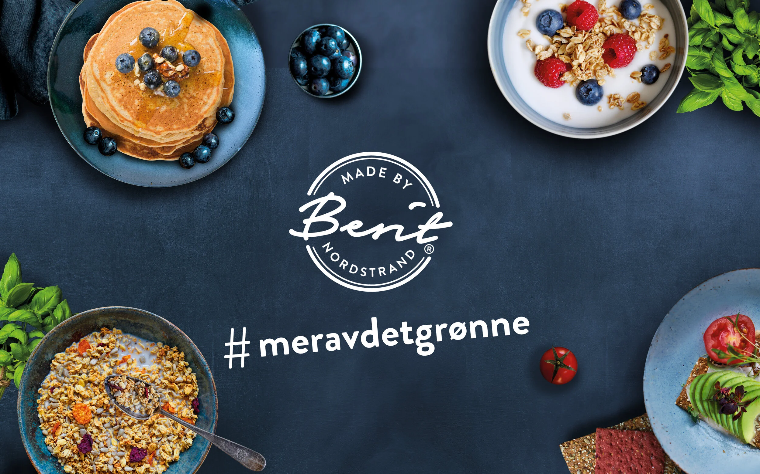Berit nordstrand cover, logo med hashtag #meravdetgrønn på en blå bakgrunn med sunn mat plassert rundt