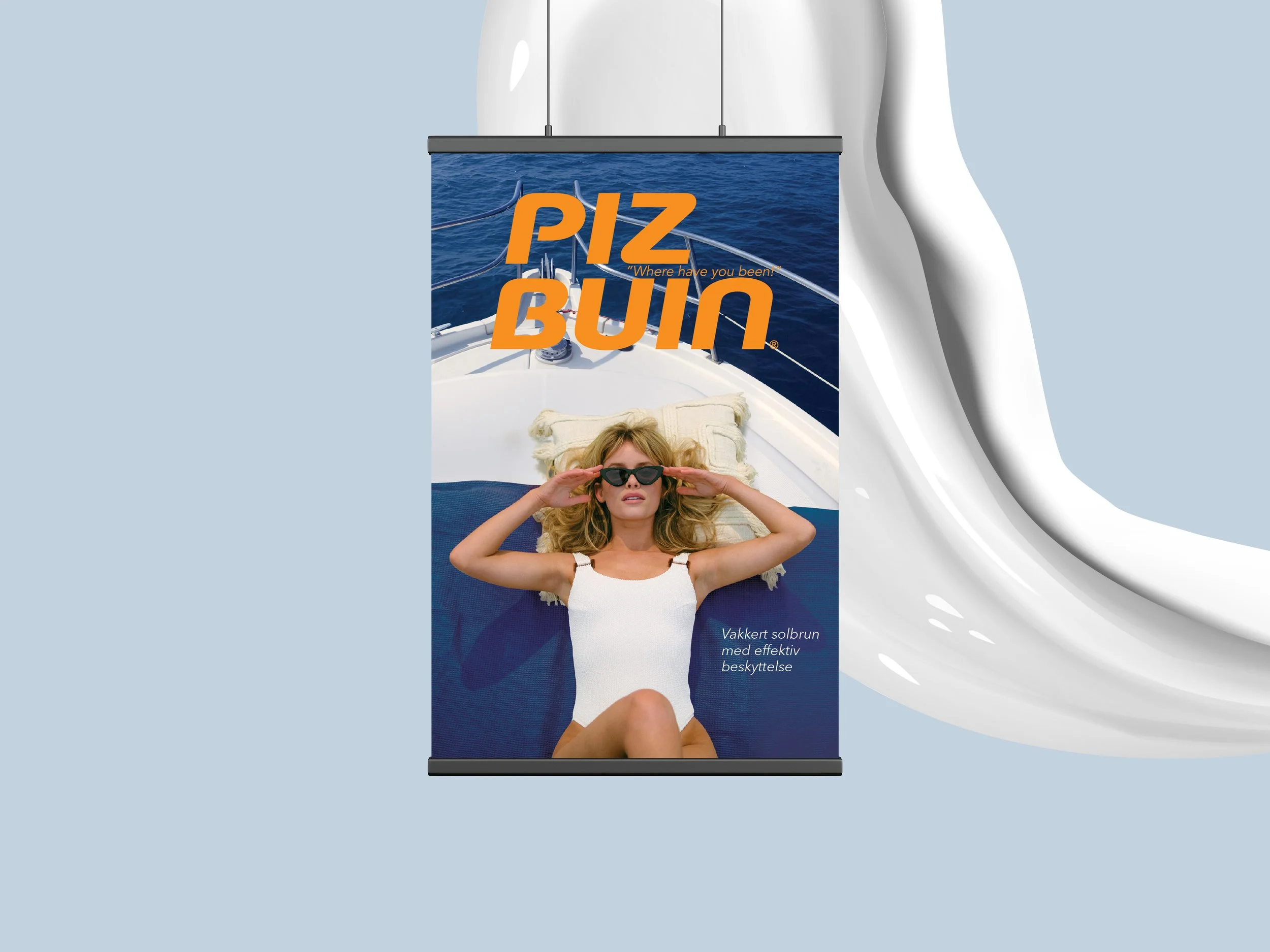 piz buin banner med bilde av en blond solbrun kvinne i hvit badedrakt og solbriller på en båt