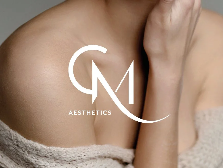cm aesthetics logo på et bilde av en kvinne skuldre