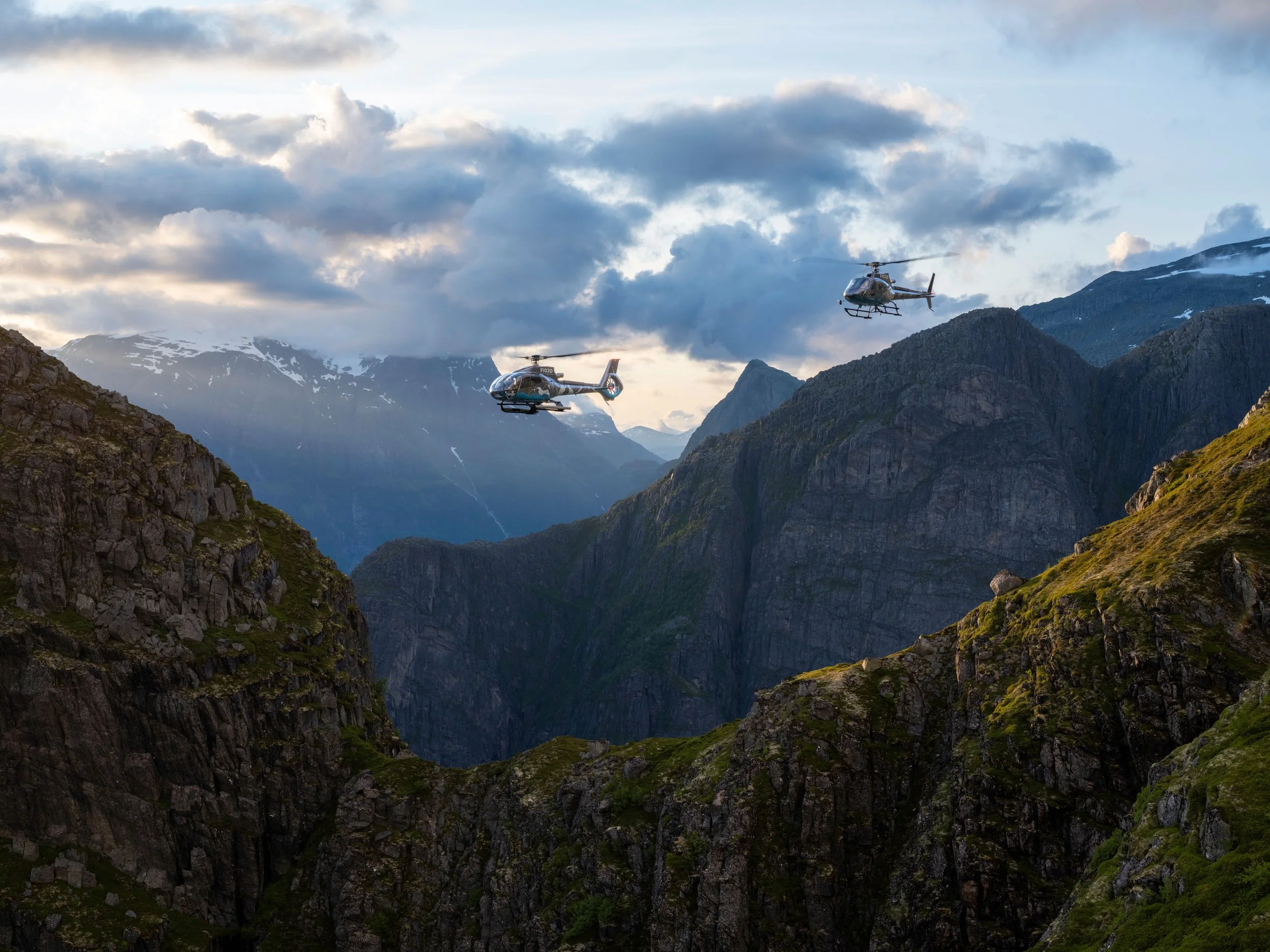 2 helikoptere med profilering og folieringsdesign på.