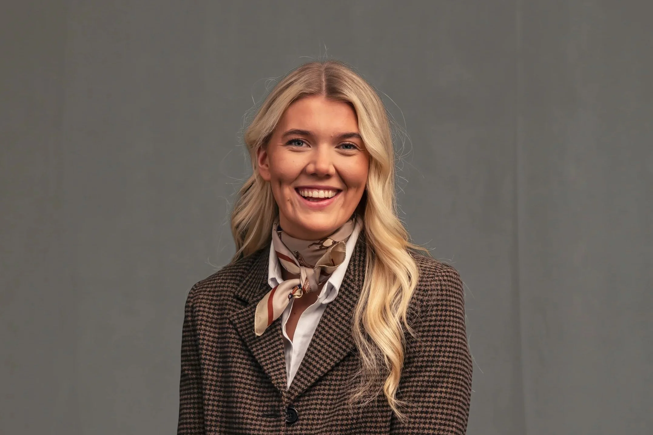 Emma Justine Mesel Ringøen, Formula Automobile Norge, En smilende kvinne i brun rutete dress