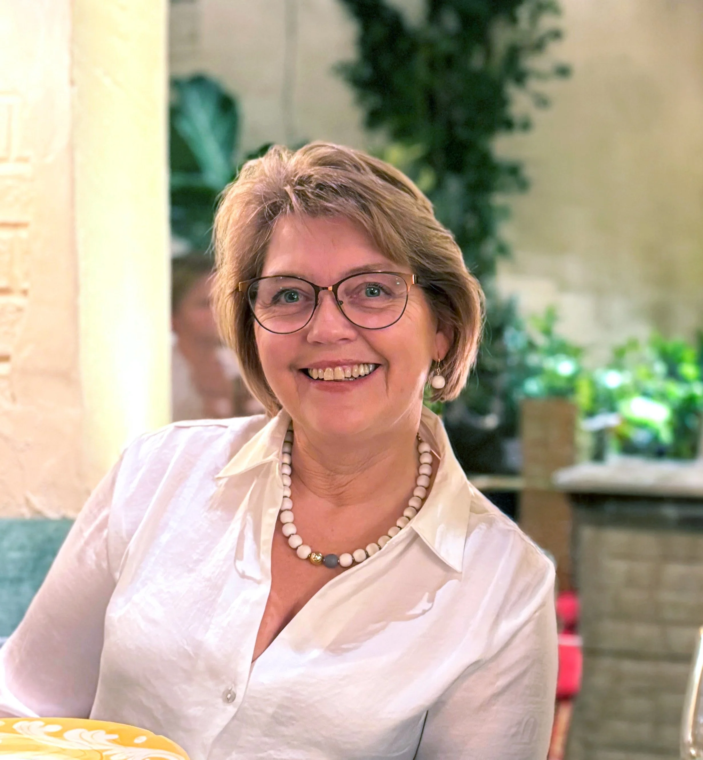 Lene Solberg Kroken, Korsbakken Bad,  en smilende kvinne med kort brunt hår. briller og en hvit bluse.