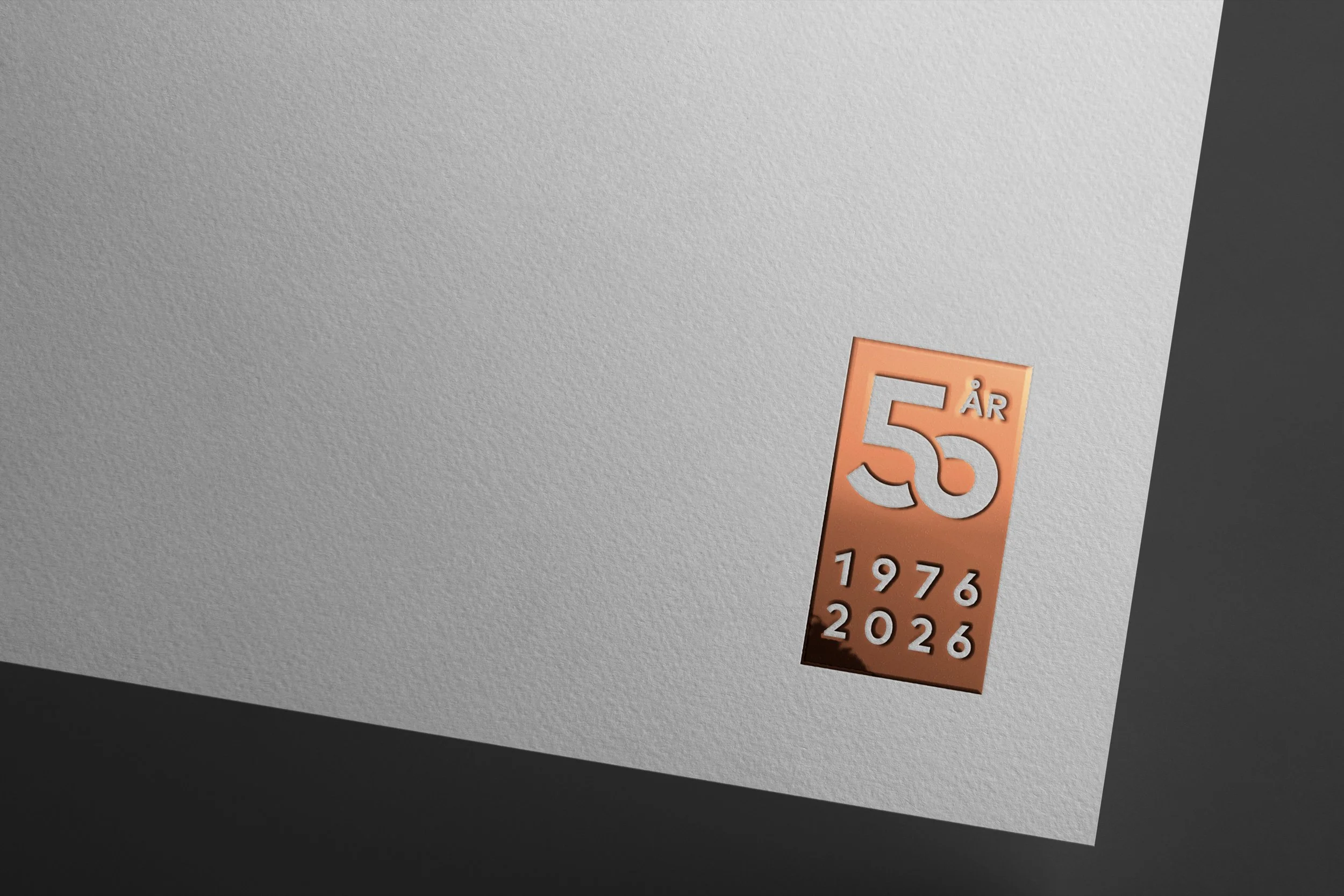 Korsbakken jubileumslogo 50 år i metallisk variant på papir