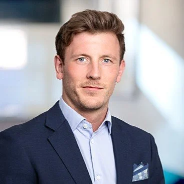 Hans Henrik Holck, Eiendomssjef, Abel Eiendom, mann i en blå dress. 