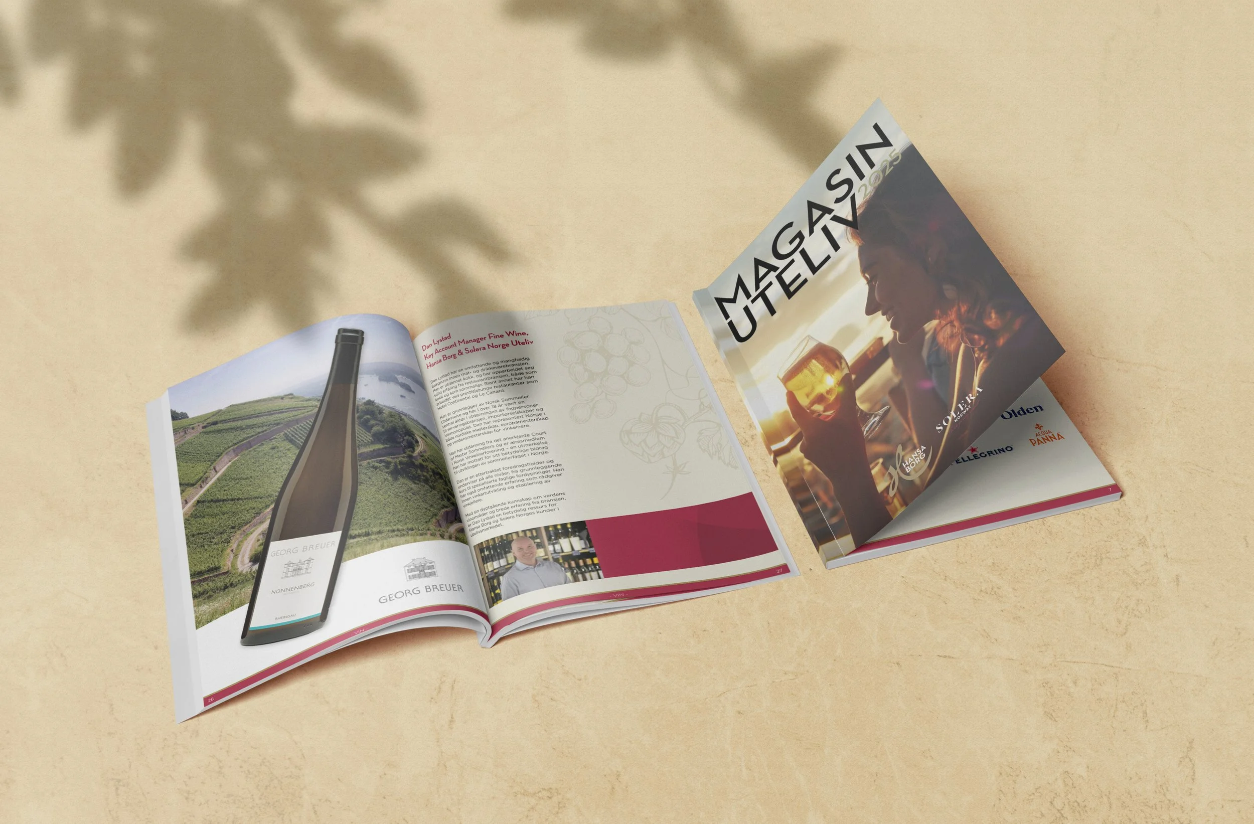 Hansa Borg Solera magasin, forside og innside. forsiden viser en dame som nyter en hansa i solen på en terrasse med magasin uteliv 2025 i svart tekst over. innsiden viser et bilde av vin og illustrasjoner av vindruer.