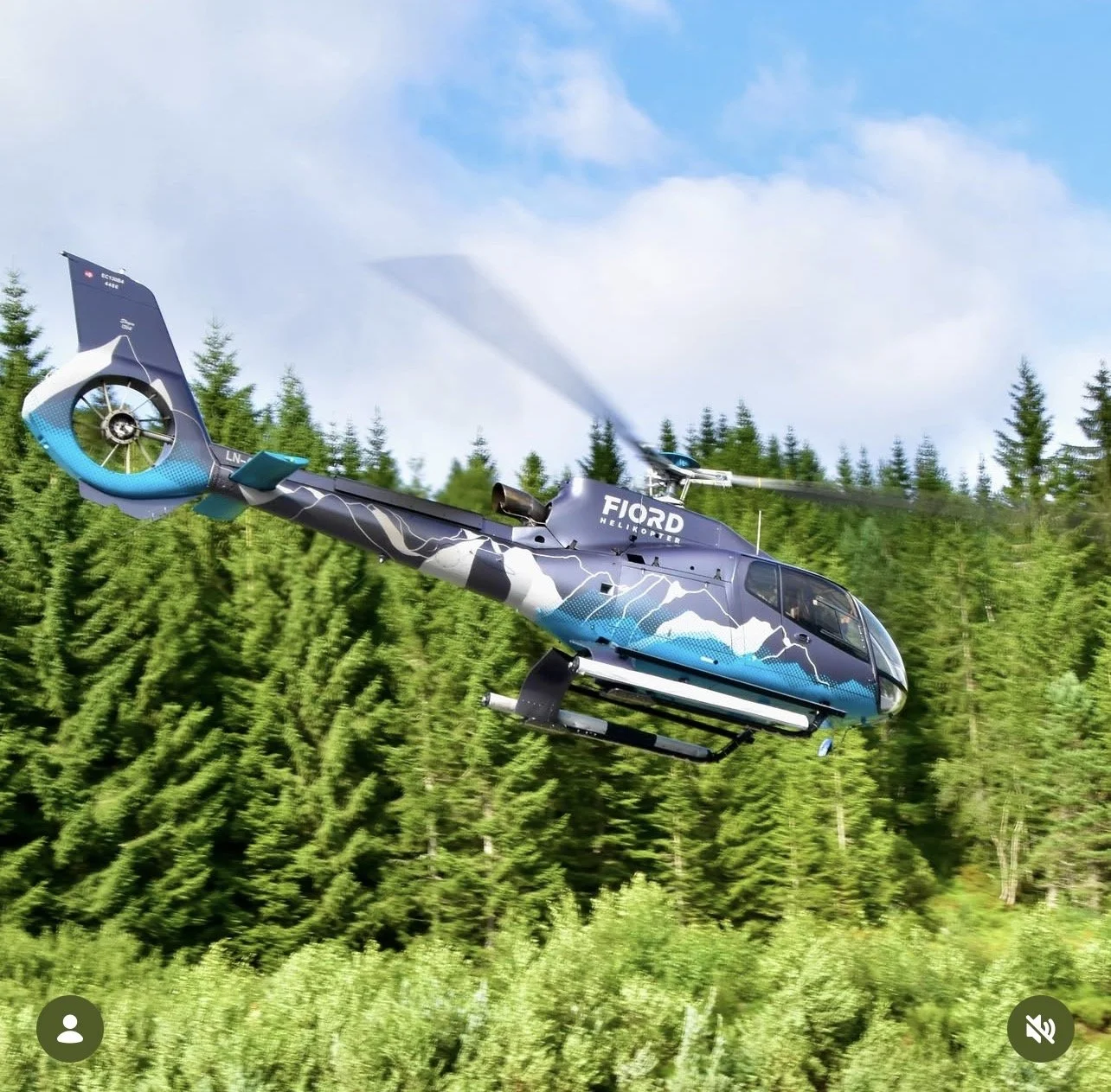 fjord helikopter logo med profilering og folieringsdesign på. helikopteret har mange fjell i designet, tegnet i hvitt og blått