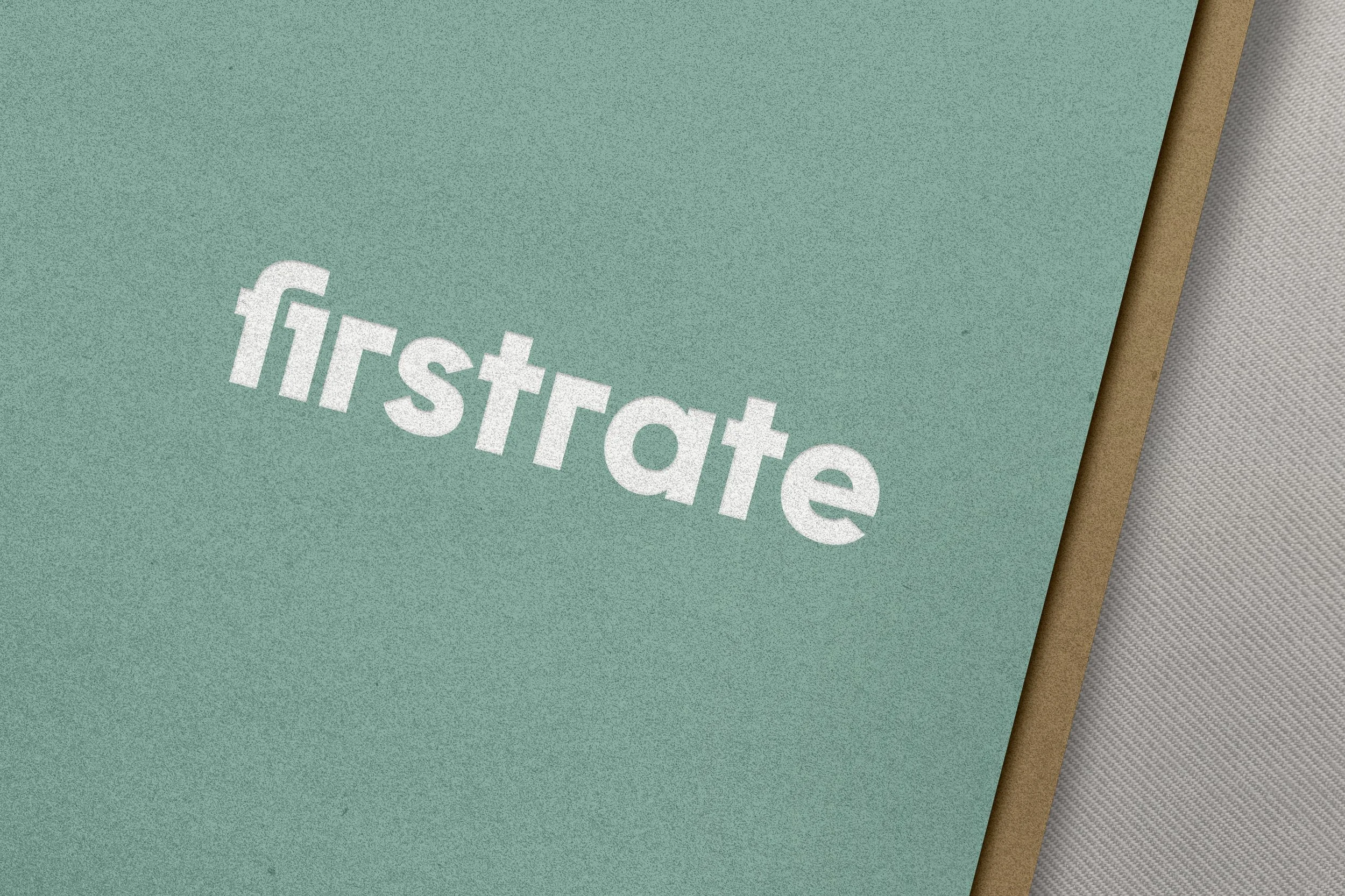 Firstrate logo på teksturert lyseblått papir med hvit tekst