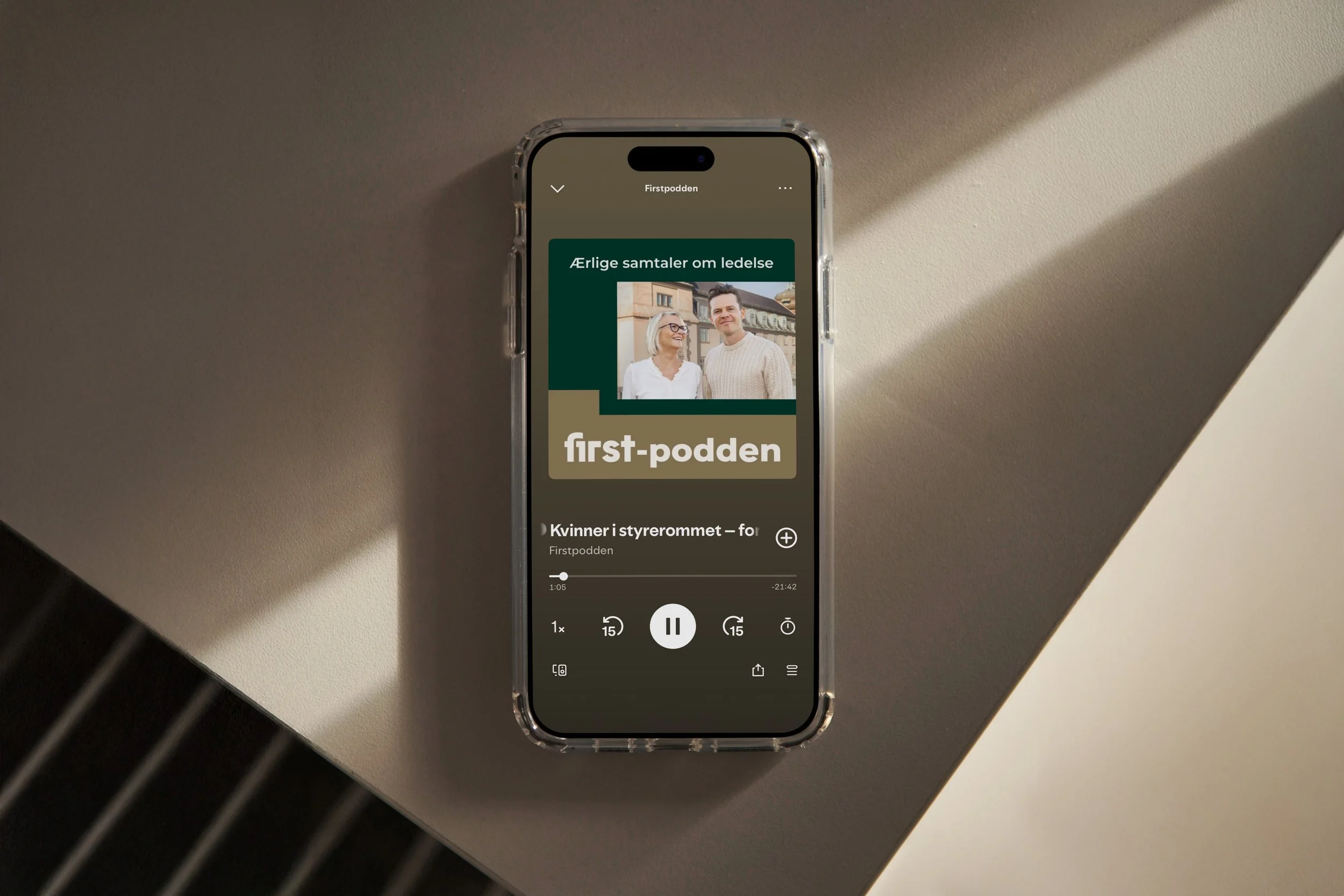 Mobil med bilde av first-podden