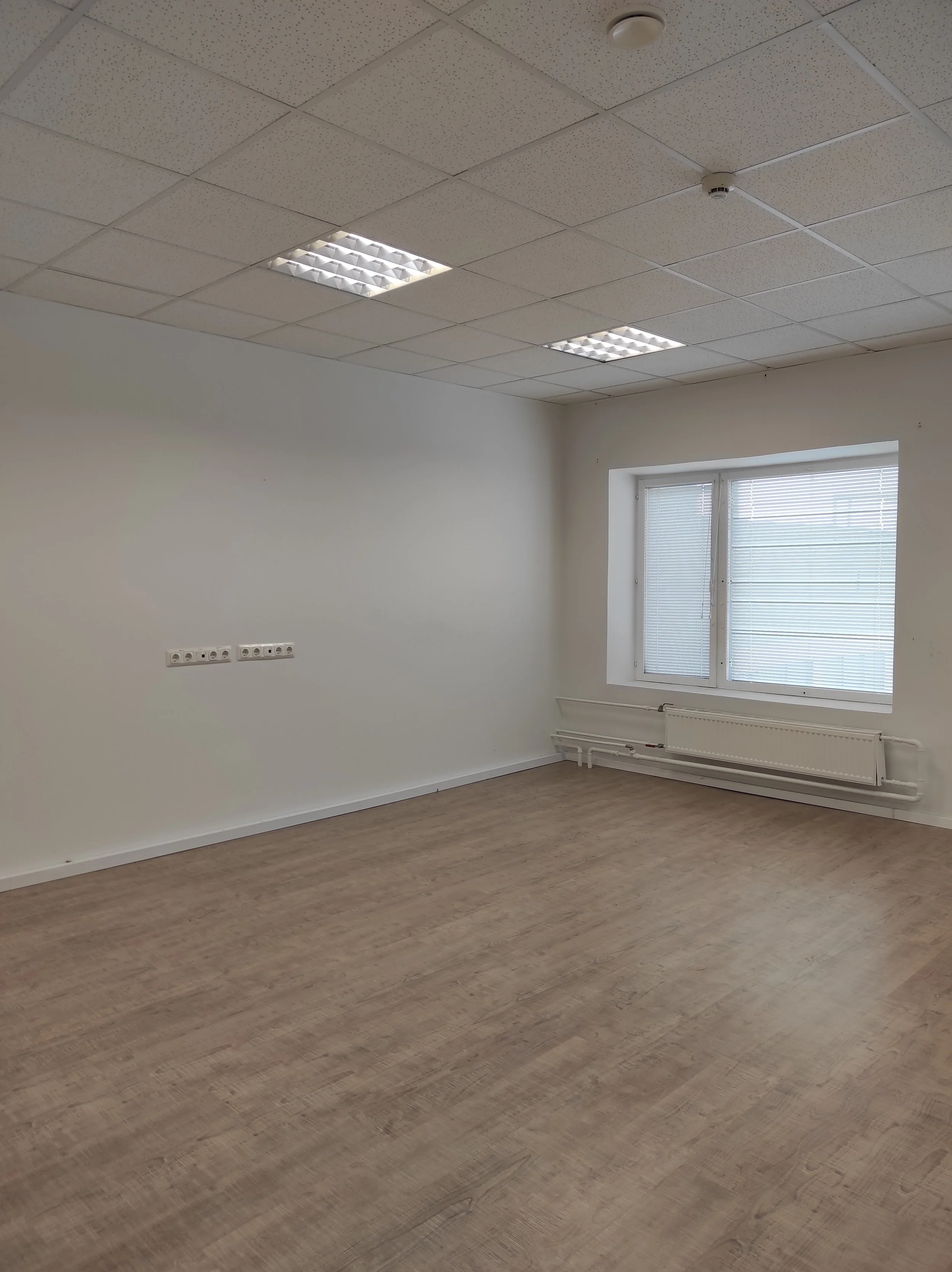 Pärnu mnt 142, G korpuse 8. korrusel bürooks, koolituseks, teeninduseks sobiv tuba. Aknad hoovi poole. 34 m², hind 272 €