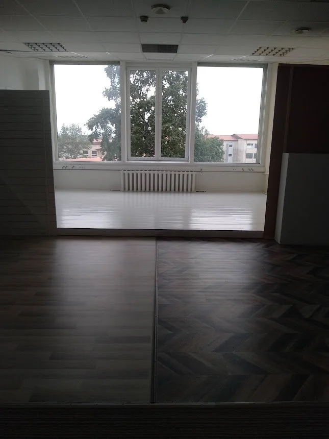 Pärnu mnt. 142, 3. korrusel vabanes fotostuudioks loodud väga hea asukohaga, valgusküllane 50 m2 ruum! Üür 450 €