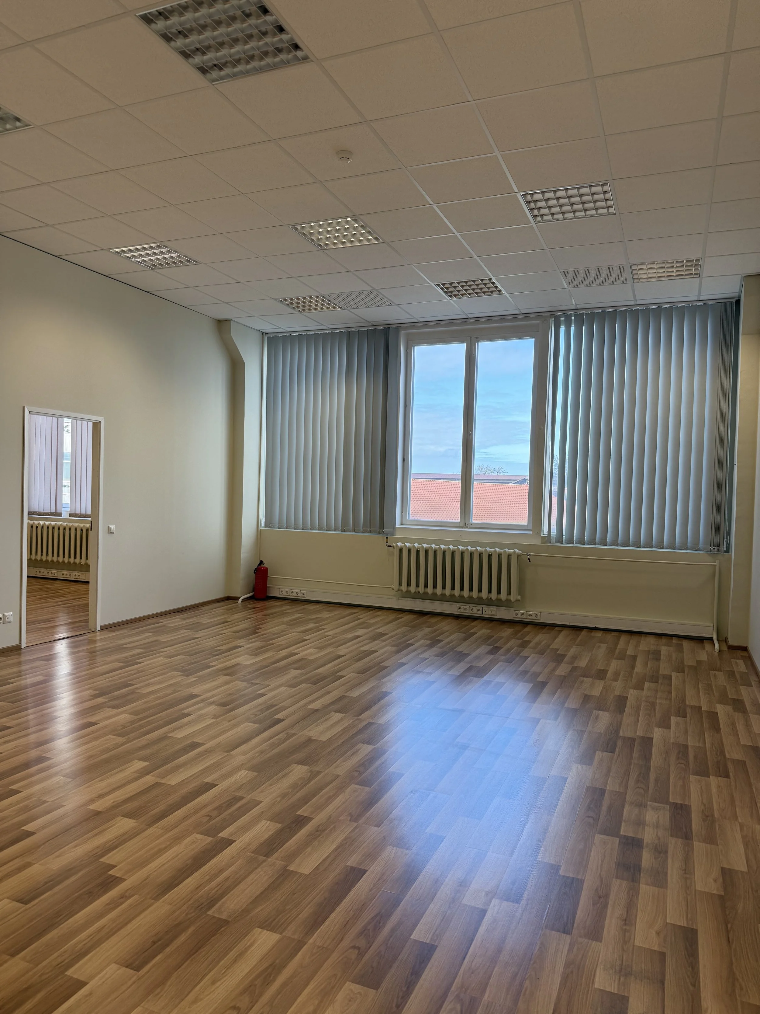 Pärnu mnt. 142, 2. korrusel äripind, aknad hoovi poole, sobib koolitusekas, tootmiseks, teeninduseks, bürooks 150 m², hind 1200 €