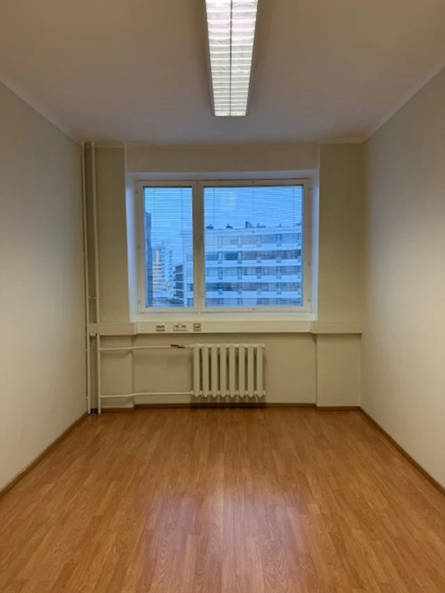 Pärnu mnt 142 G korpuse 7. korrusel väga hubane 2 toaline büroo. Aknad põhja suunas. 34 m², hind 272 €