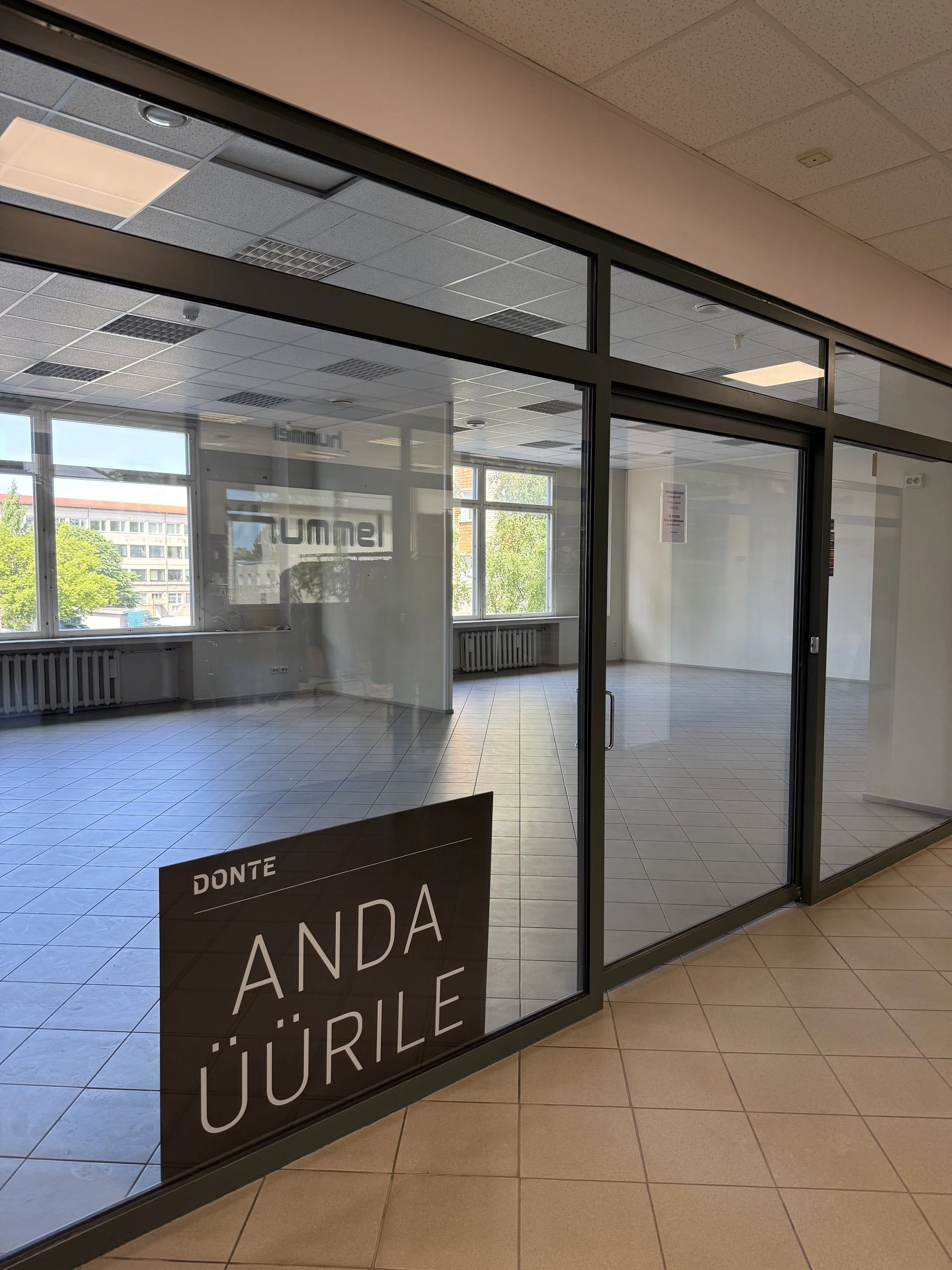 Pärnu maantee 142 1. korrusel peaukse kõrval asuv äripind, Kasutuseesmärk: müük, teenindus, büroo. 94 m², hind 940 € Võimalik anda üürile kahes osas.