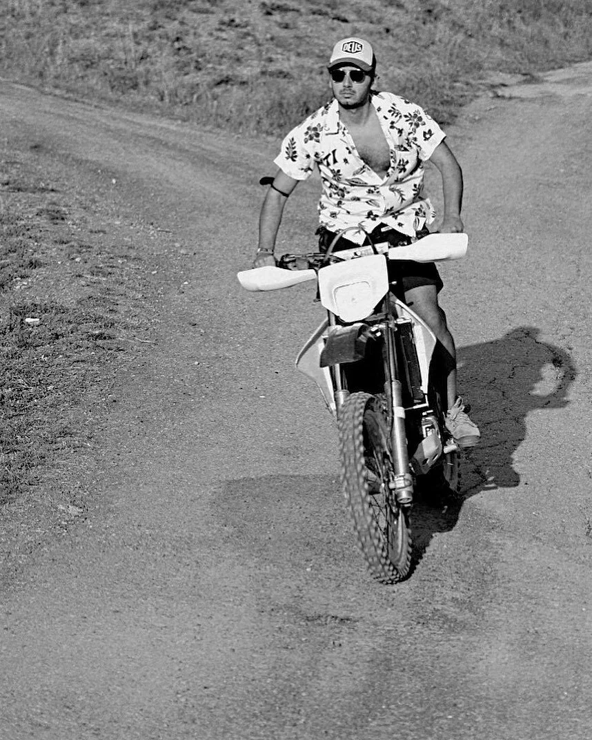 Aloha Friday 🤙
#thankgoditsfriday #hawaii #hawaiianshirt #alohashirt #alohafriday #deus #deusexmachina #summervibes #motorcyclelife #motocross #bwphotography #nikon