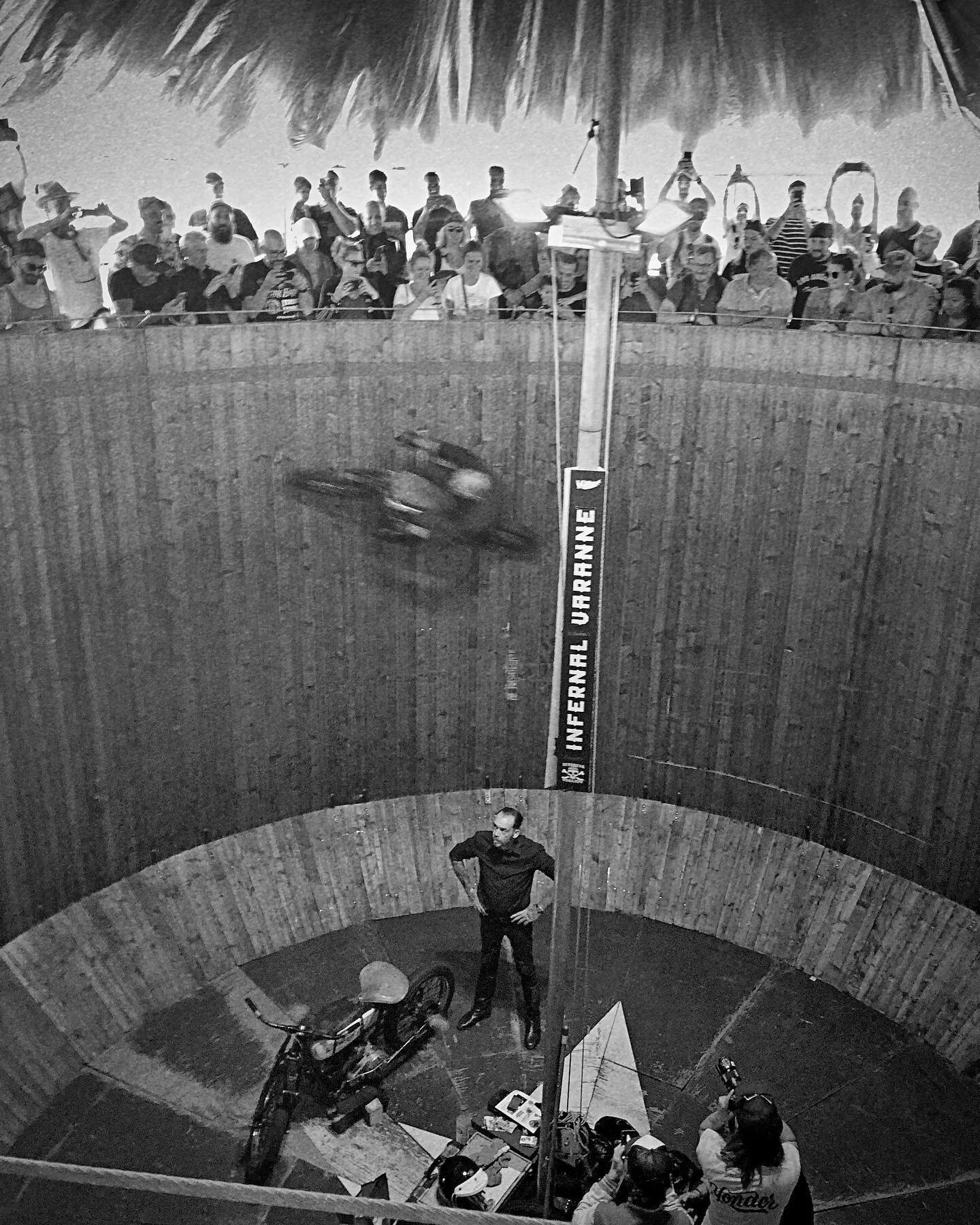 Infernal Varanne
.
.
.

#wheelsandwaves #biarritz #wallofdeath #infernalvaranne #riders #indianmotorcycles #savage #motorcycles #stunt