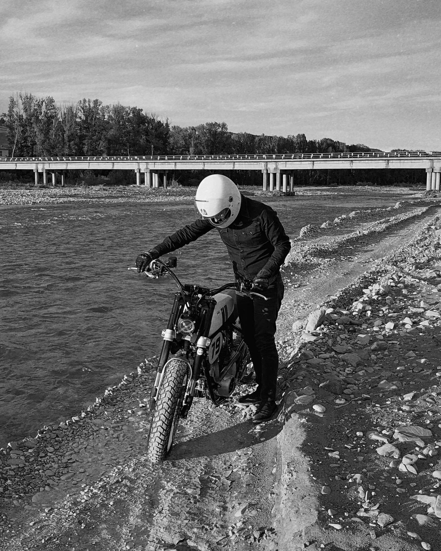 The rider and his creature 
@brigandmoto 

#brigandmoto #motorcyclesdesign #storiesofmotorcycle #motorcyclesofinstagram #motorbikespirits #ryderspirit #ryders #rydersoul #yamahatracker #trackers #raceyourselffree #beingfree #makeyourbuild #yamaha #on