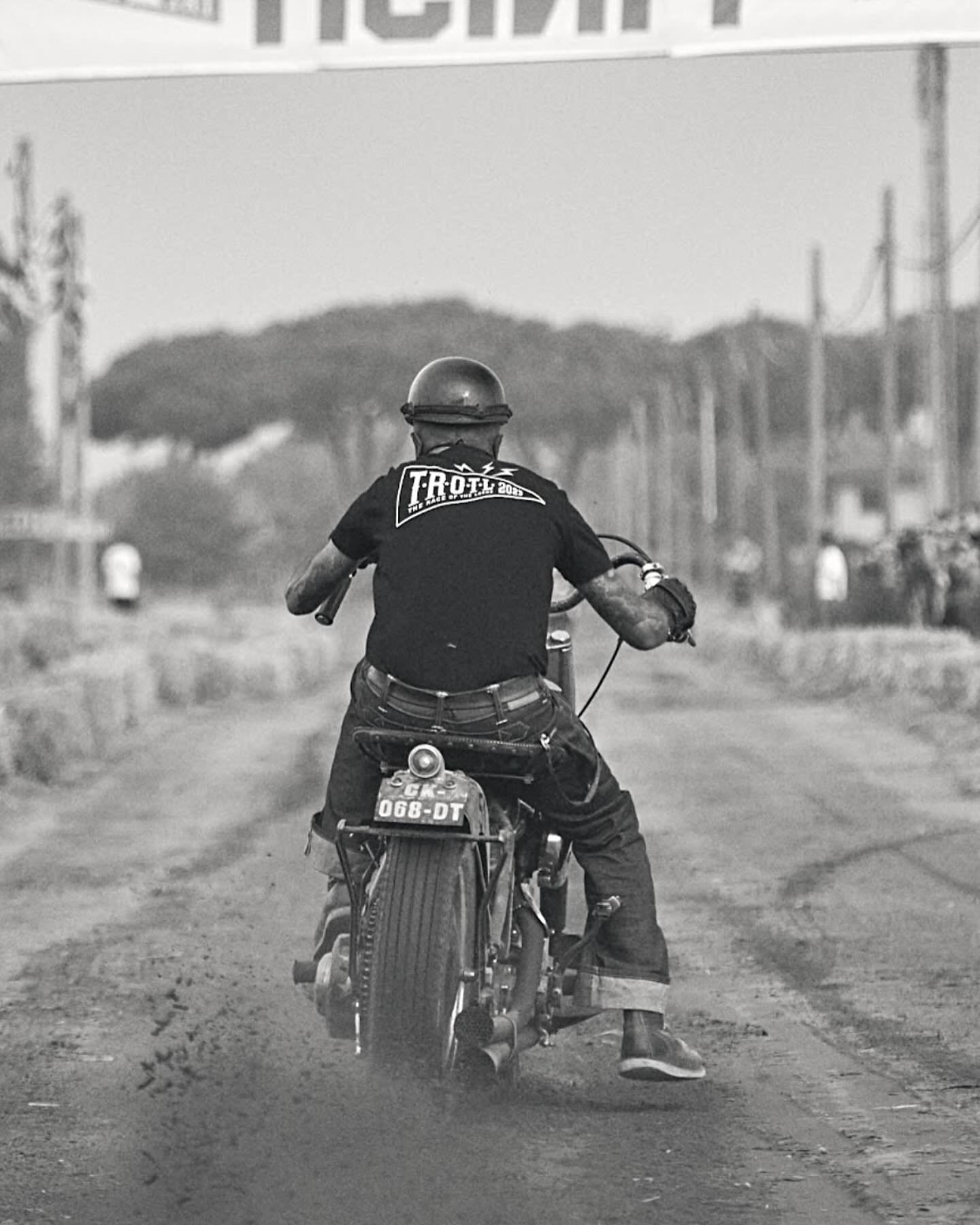The Race Of The Lords 2023
@wheels_and_waves @wheelsandwavesitaly
.
.
.
.
.
#wheelsandwaves #wheelsandwaves2023 #wheelsandwavesitaly #motorcycle #vintagemotorcycle #festival #elrollo #surf #skate #lifestyle #artride #ride #enduro #flattrack #oldschoo