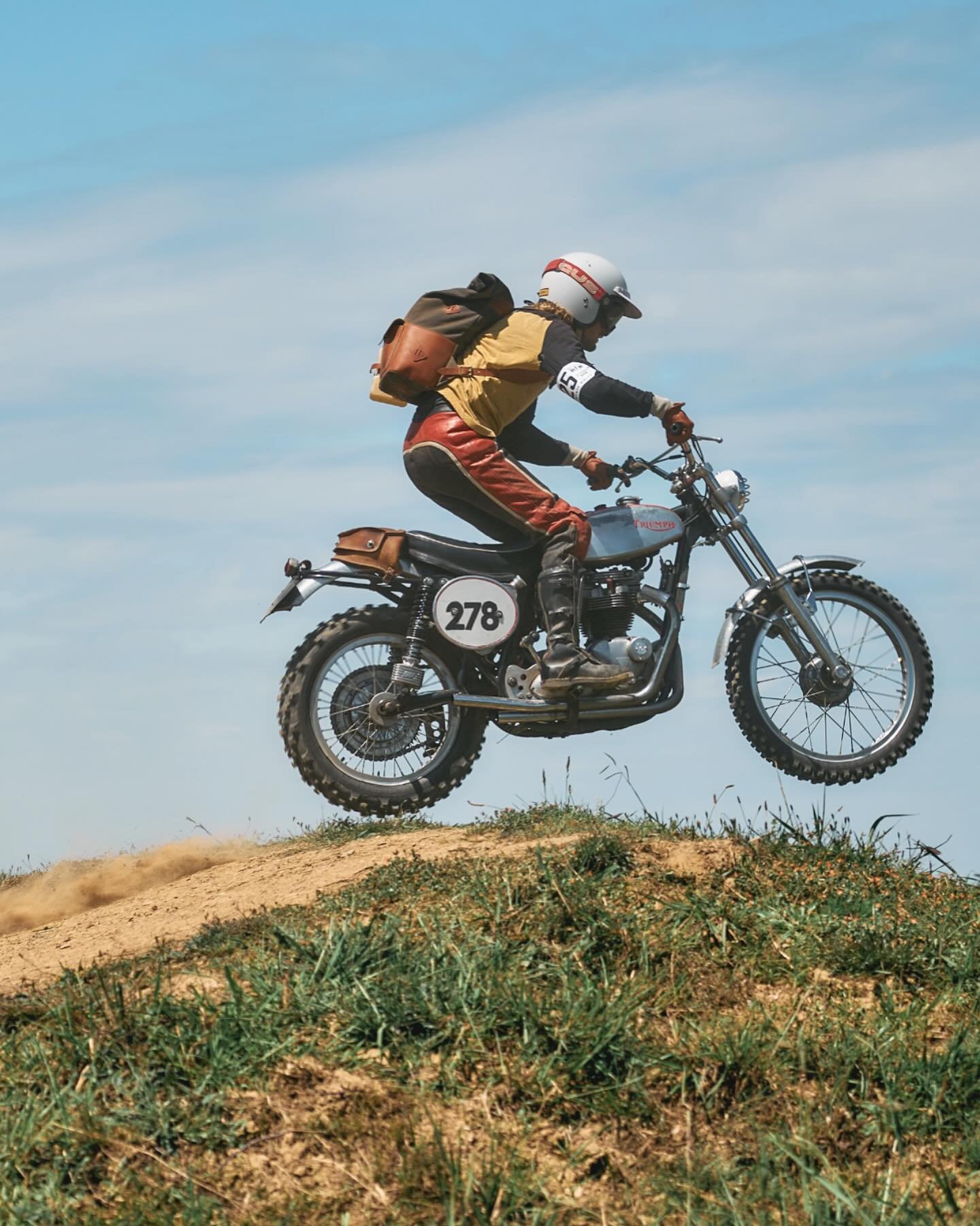 Flawless vintage style @gilleee 
WAW Vintage Rally Enduro
.
.
.
.
.

#wheelsandwaves #stevemcqueen #pornbike
#thriumph #scrambler #instamoto #endurovintage #gentlemanstyle #brucebrown #onanysunday #gentlemanmodern #photography #gentlemanracer #motocr