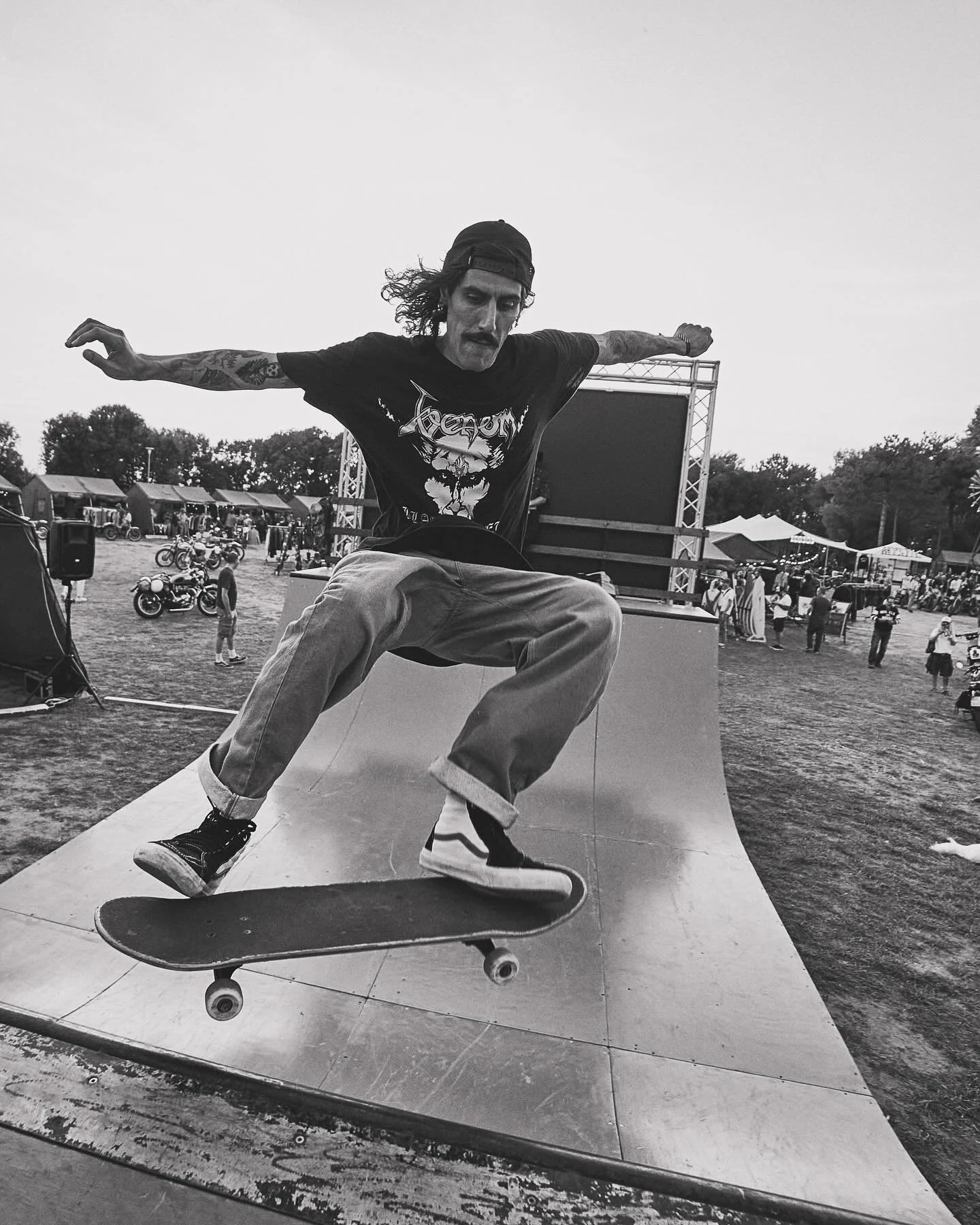Hit the Deck Italia 2023 📸
@wheels_and_waves 
@wheelsandwavesitaly 
.
.
.
#surf #skate #hitthedeck #skateboard #wheelsandwaves #biarritz #paysbasque #biarritz #hitthedeck #tricks #goodvaibes #skateboardingisfun #skateordie #blackandwhite