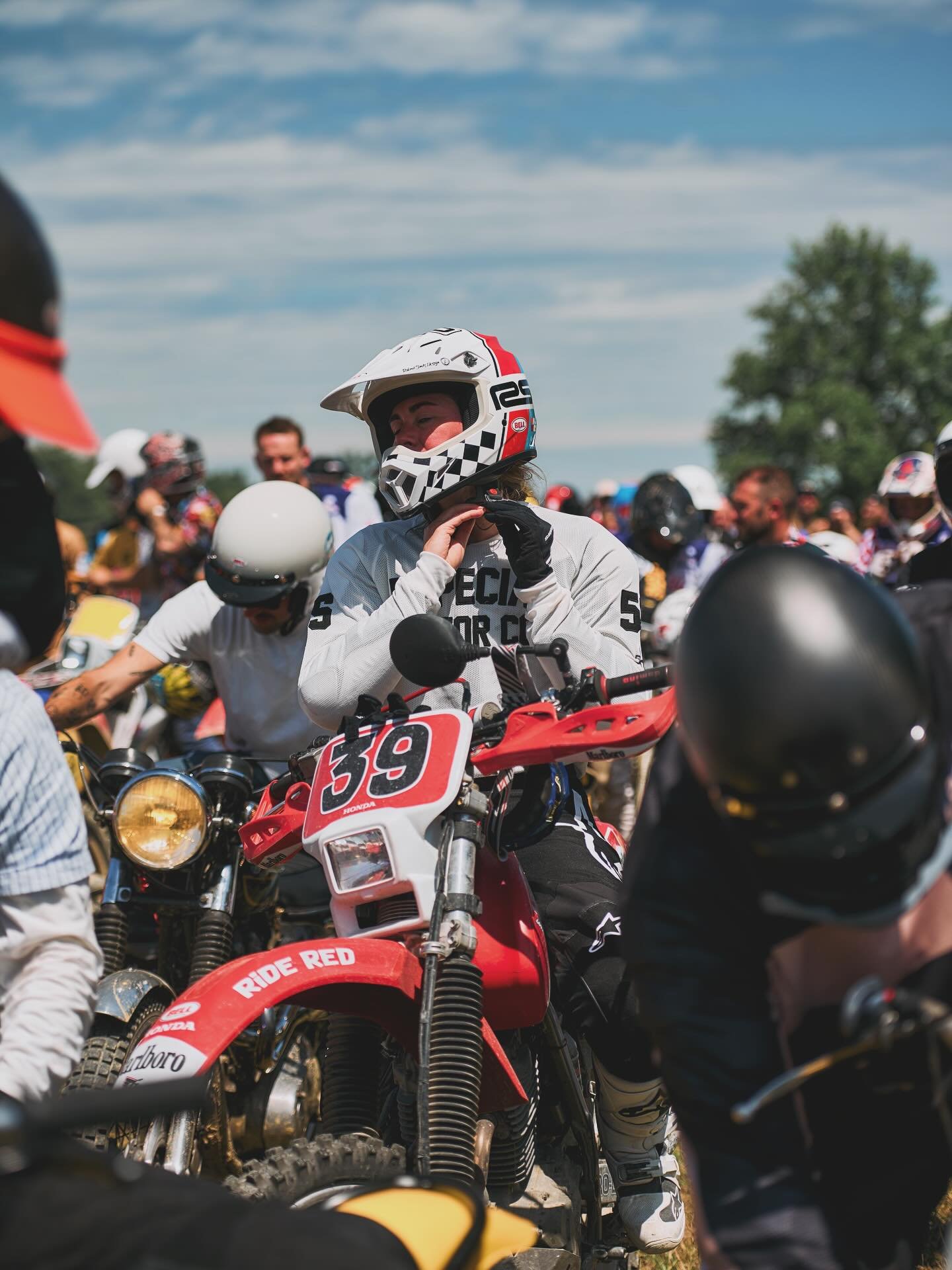 Beautiful Caos
.
.
.
.
.
.
From the archive W&amp;W 2024 Vintage Rally

#wheelsandwaves #stevemcqueen #brucebrown 
#vintagemoto #enduroclassic #gentlemanracer 
#scramblerlife #onanysunday #motoarchive