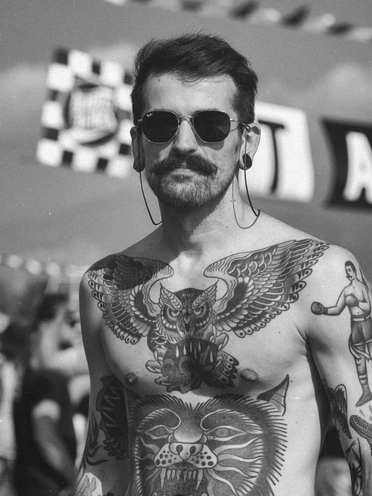 American traditional guy portrait 🦅
Wheels and Waves Italy 2022
.
.
.
.
.
@wheels_and_waves @wheelsandwavesitaly
#wheelsandwaves #wheelsandwavesitaly #motorcycle #vintagemotorcycle #festival #elrollo #surf #skate #lifestyle #artride #ride #enduro #f