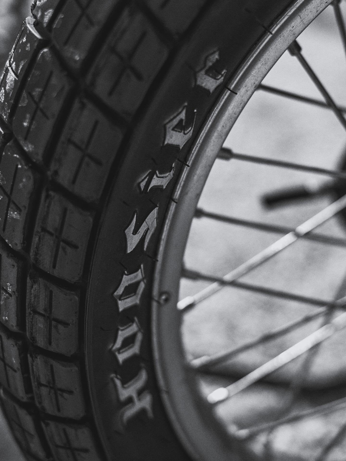 Hoosier Racing Tires⚡️
.
.
.
.
.
#valentinorossi #motorranchvr46 #vr46 #dirttrackracing  #dirtytracker #dirttrack #motorcycle #motorsport #lifestyle #motorlifestyle #bikersjournal #flattrack