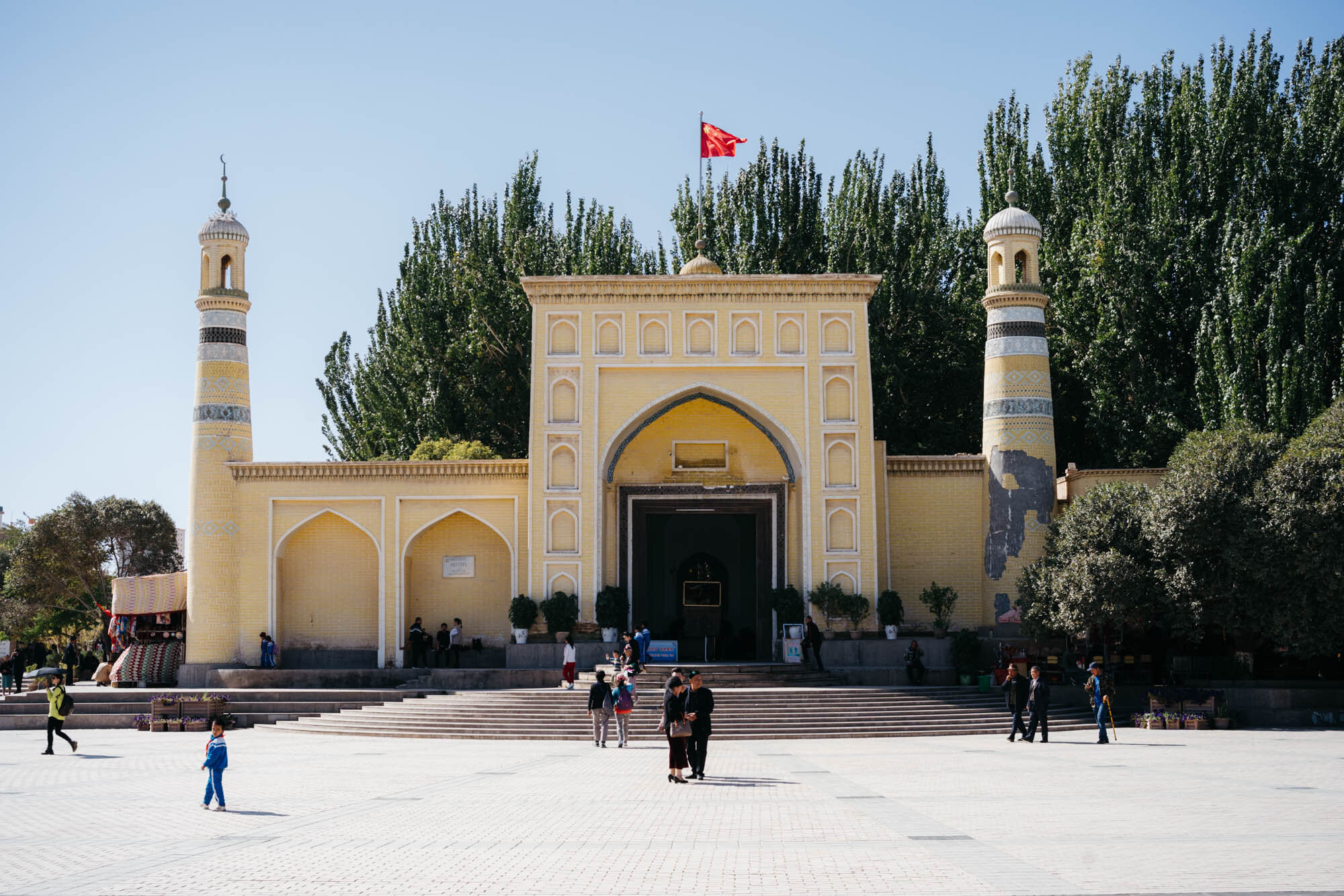  The Id Kah Mosque, the largest mosque in China. Every Friday, it houses nearly 10,000 worshippers and may accommodate up to 20,000.The mosque was built by Saqsiz Mirza in 1442 (although it incorporated older structures dating back to 996) and covers